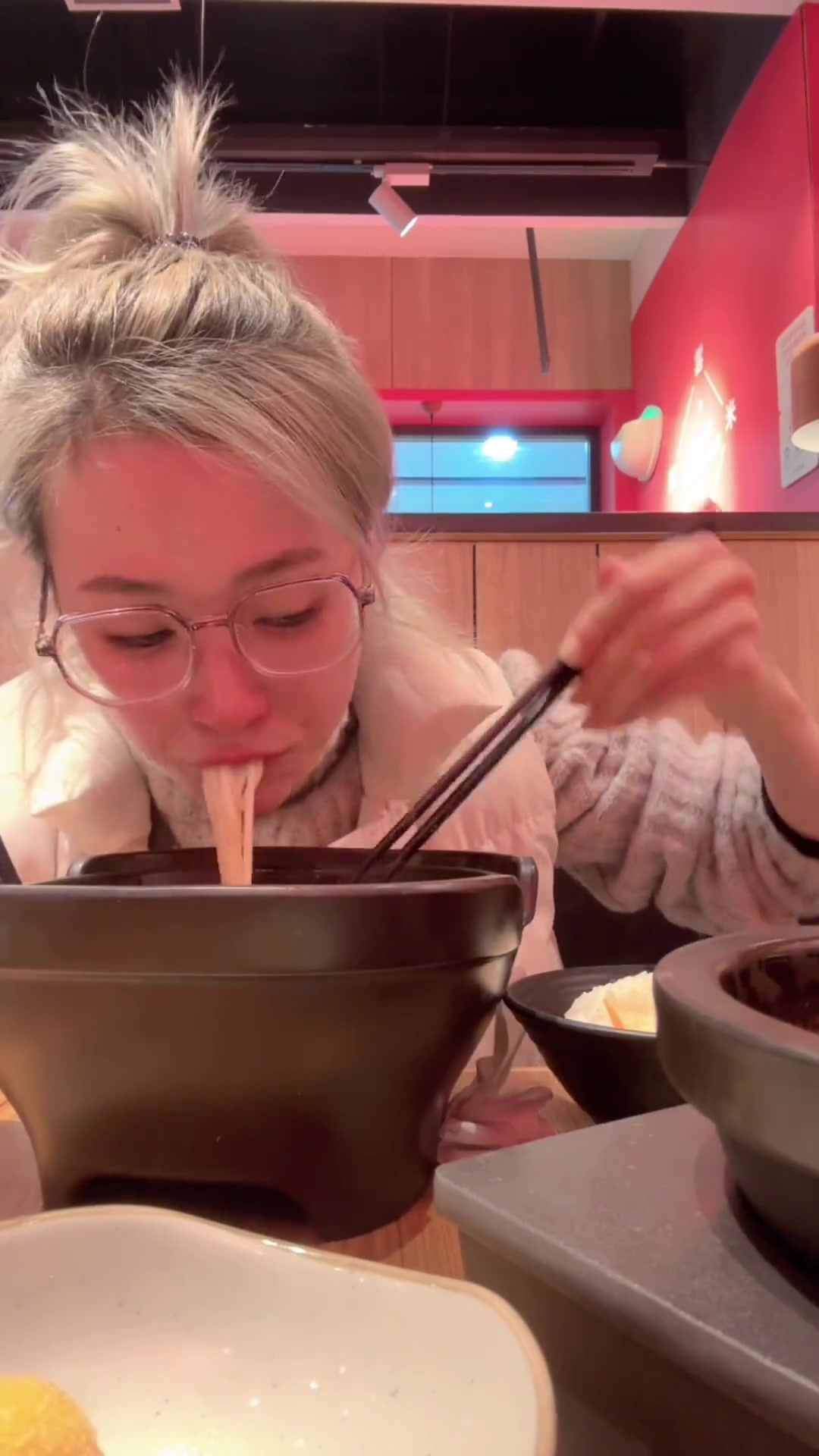 阿香米线招牌餐品：番茄酥肉饭与过桥米线