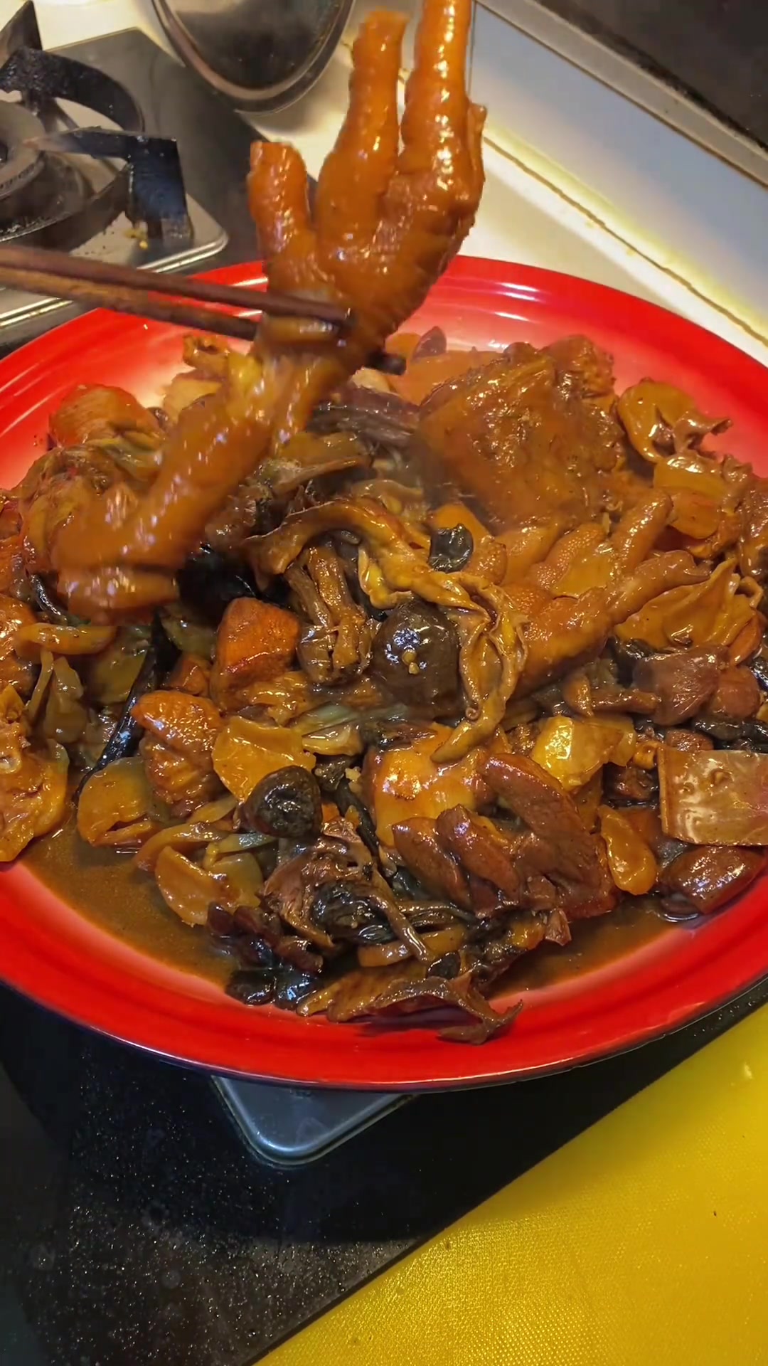 东北常见菜小鸡炖蘑菇土豆干做法超简单超好吃