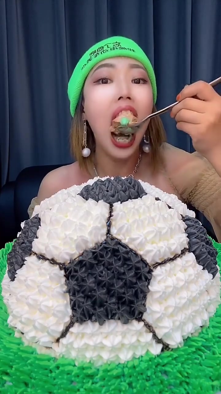 小小仙人掌慕斯蛋糕 明天请粉丝吃足球大慕斯