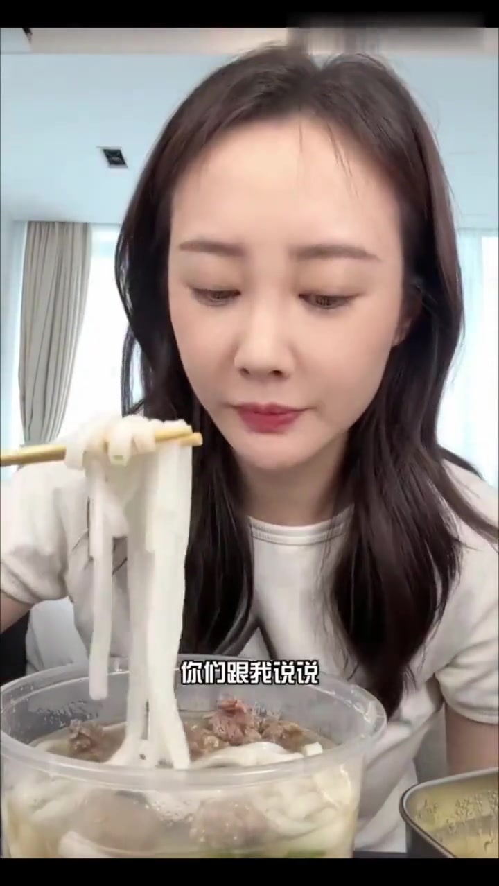 李纯VLOG吃播日常，最爱看她嗦潮汕生烫牛肉粉！