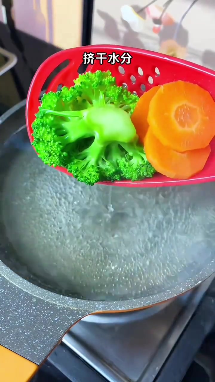 8M+,个月以后，每天鸡蛋蔬菜不可少，营养又简单的蔬菜蛋羹！