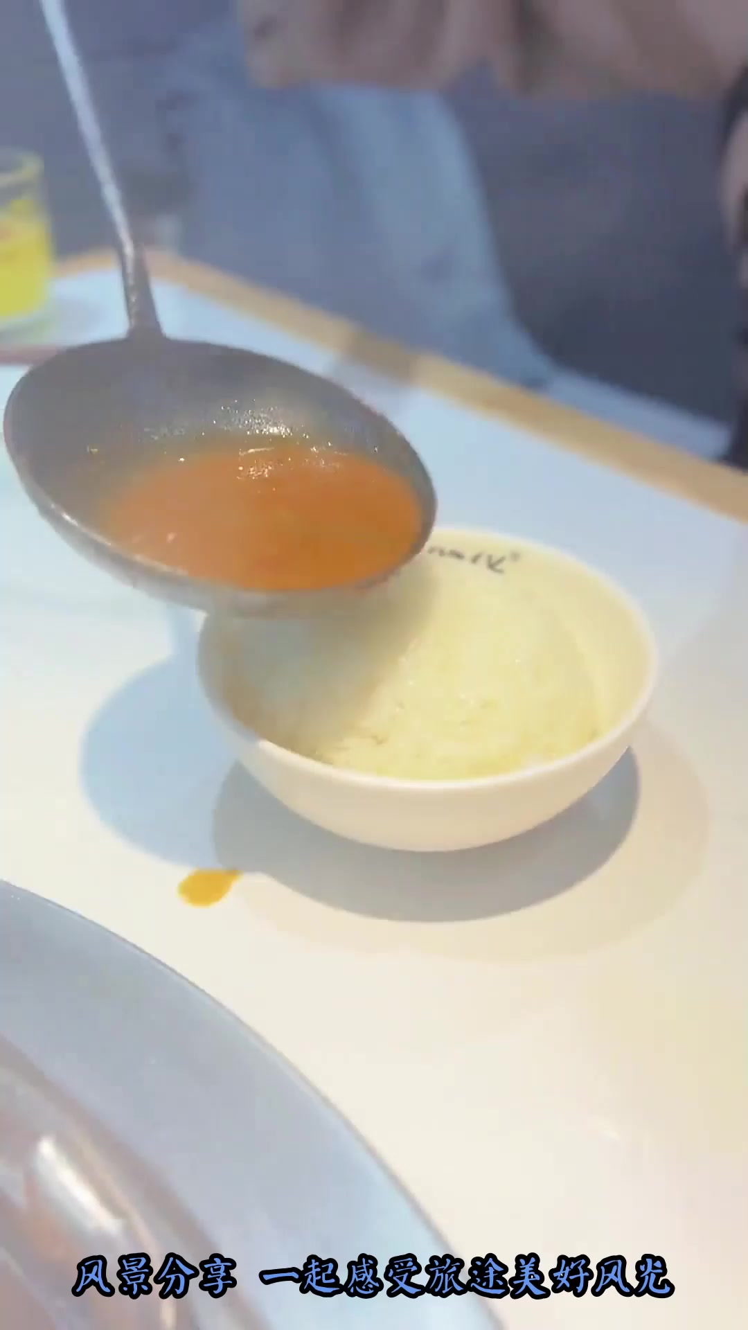 夏季旅游,给小姐姐拍完视频,请我吃火焰鹅,店在下关 鹅是安徽