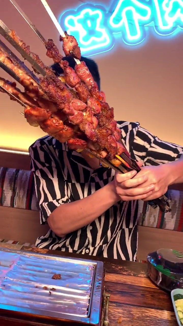 超大串的烤肉吃起来真的很过瘾，还有特色酸爽黄瓜，忒爽快！