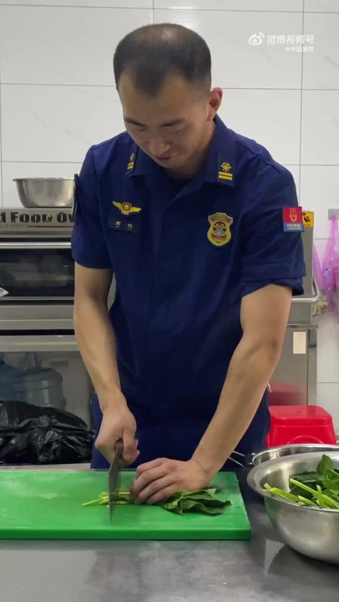 大厨手艺绝!炒鸡蛋、有机菜花、溜肉段、香菇油菜、东北焖豆腐轮番上桌,“蓝朋友”们围坐干饭,