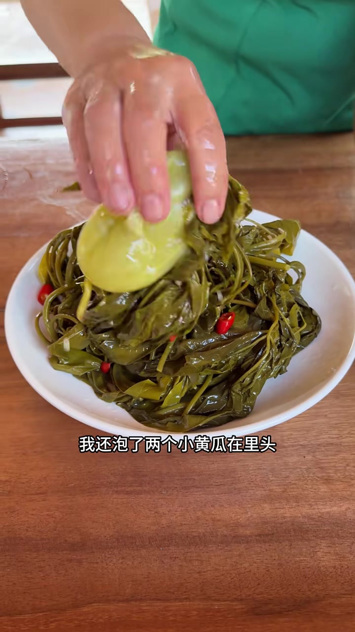 大树菜泡的酸菜真的很香，炒肉吃直接光盘了~