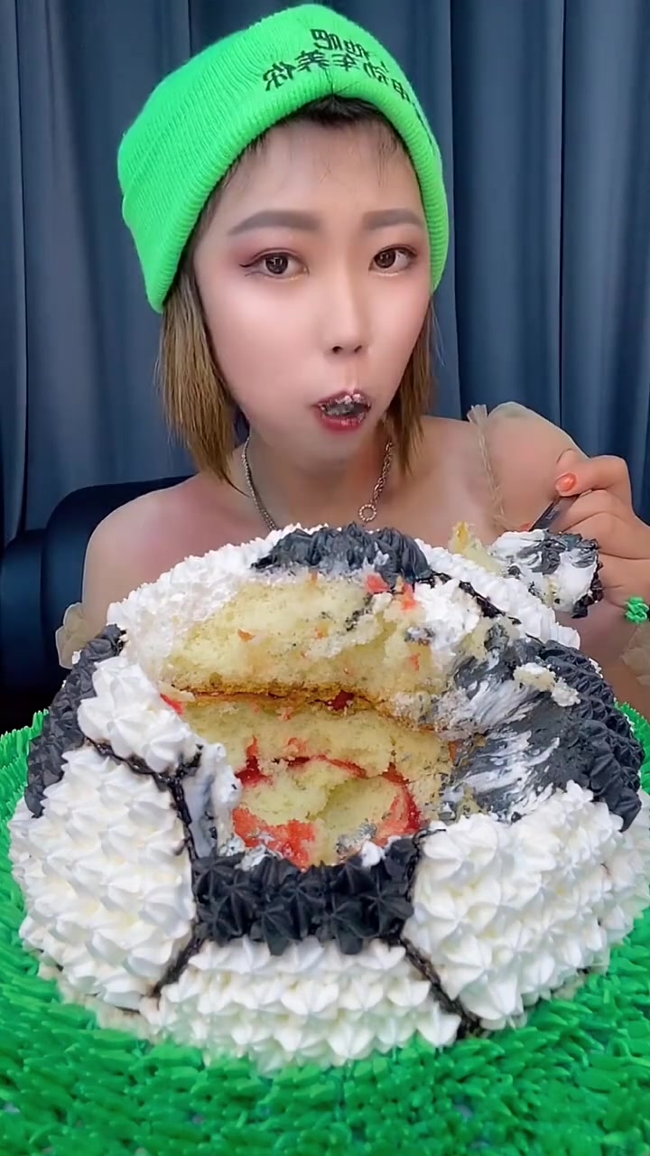 超大足球慕斯蛋糕来咯 粉丝宝宝吃