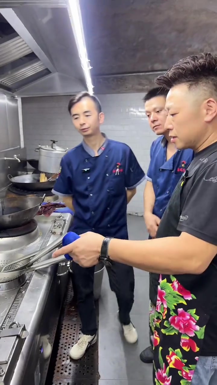 这道菜不知大家喜不喜欢，河蚌肉焖乡里草鱼