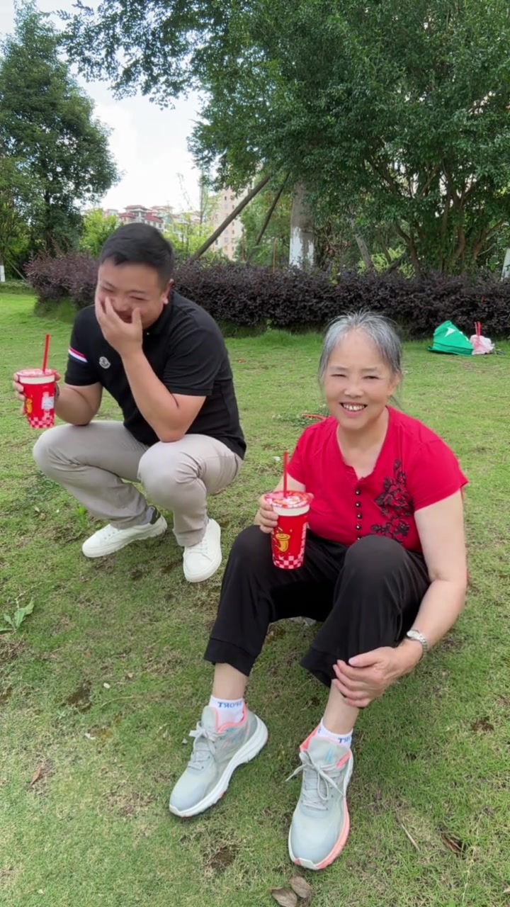 给妈妈买了秋天的第一杯奶茶，然后我妈就这样了