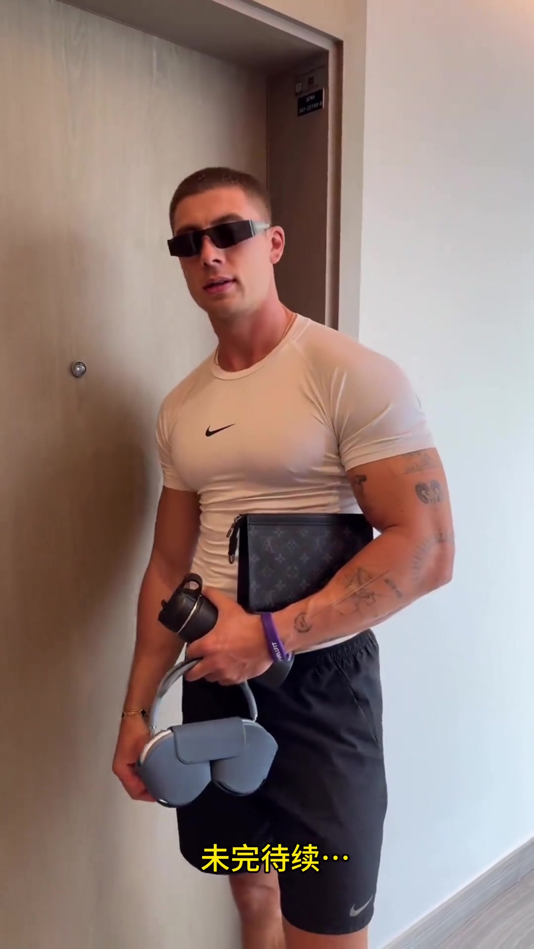 健身教练，电梯惊魂，遭遇恐怖生化肌肉男