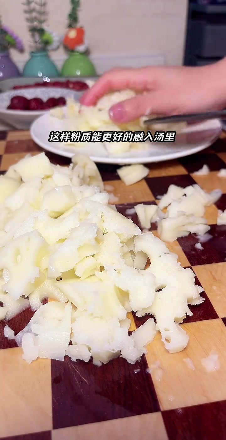 这是我的丈夫公公教的补气早餐—莲藕花生汤,太好喝了!要经常吃这个,方法虽土但补气很快!