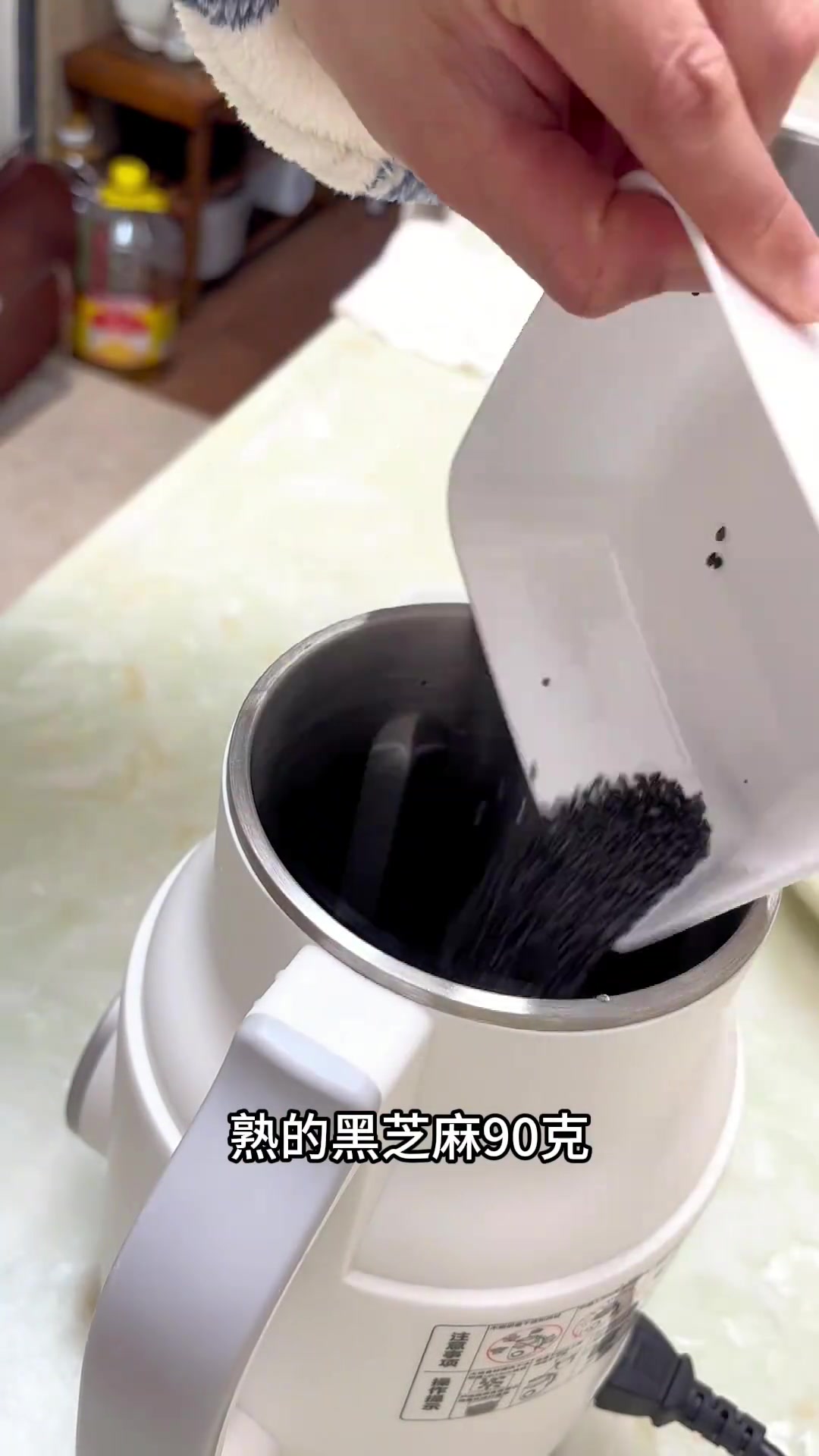 小学生家庭早餐：鸡蛋牛肉汉堡配芝麻糊，元气满满