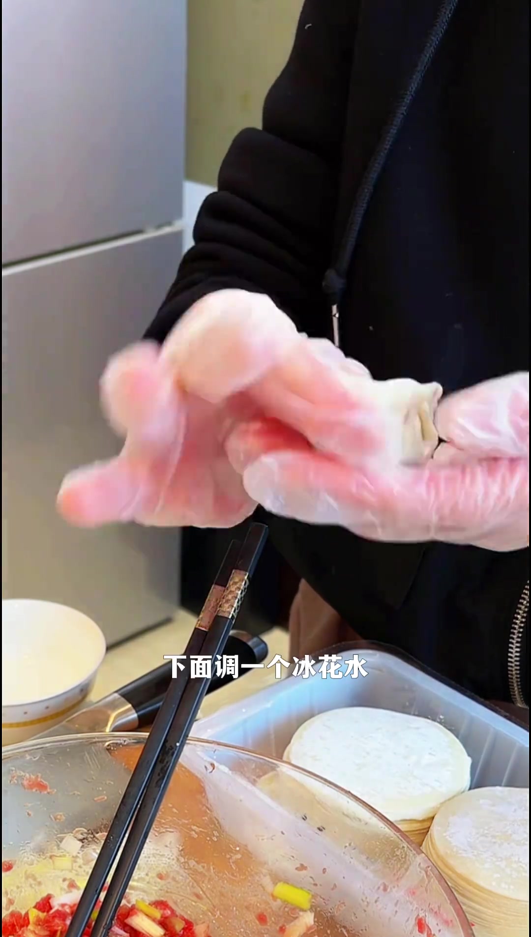 在家就能做冰花牛肉锅贴，快来学