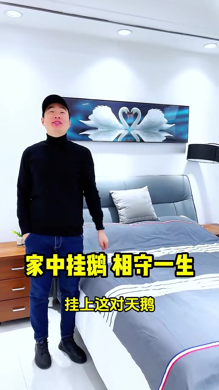 多了一幅画立马不一样了 所以你们觉得卧室床头背景装饰画到底重不重要？床头挂画 家居饰品 软