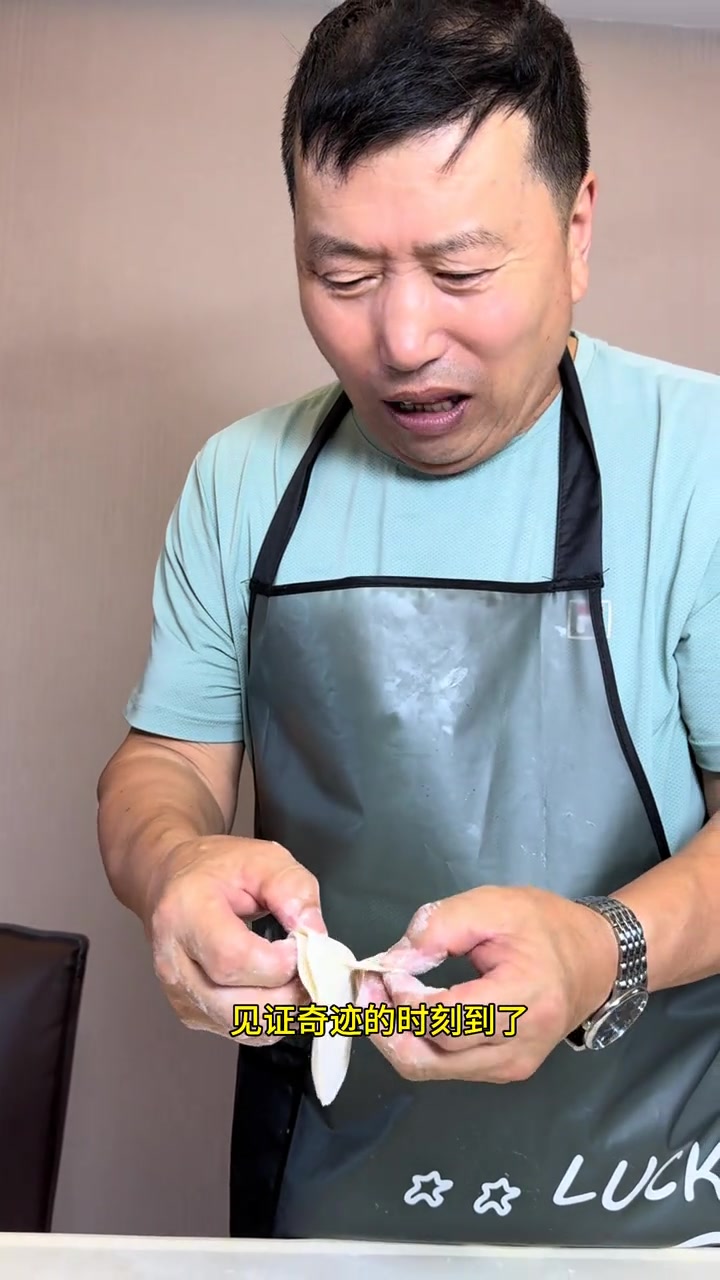 两个姑爷出差回来必须家庭最高礼仪接待，我妈出了一个东北酸菜馅饺子的独家做法教程，按照教程制