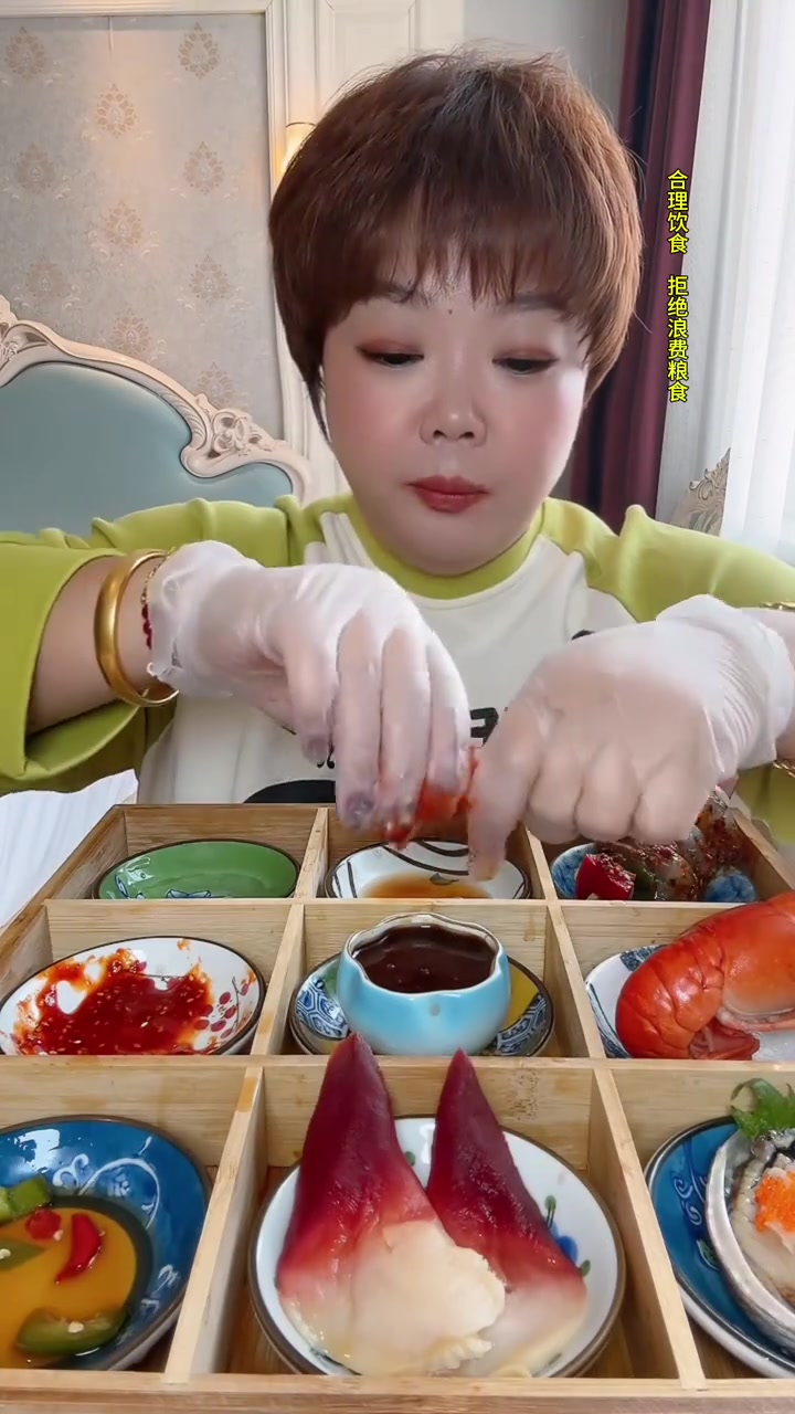 海鲜拼盘九宫格姜黄蟹龙虾子等超诱人