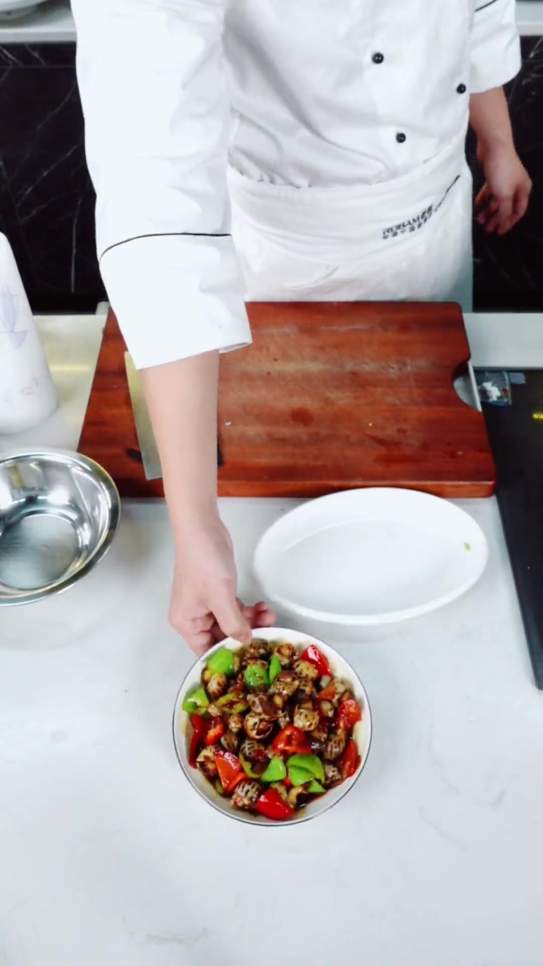 辣炒花螺,小嘬一口被汤汁裹满的螺肉,嚼起来韧劲十足,鲜辣清香～