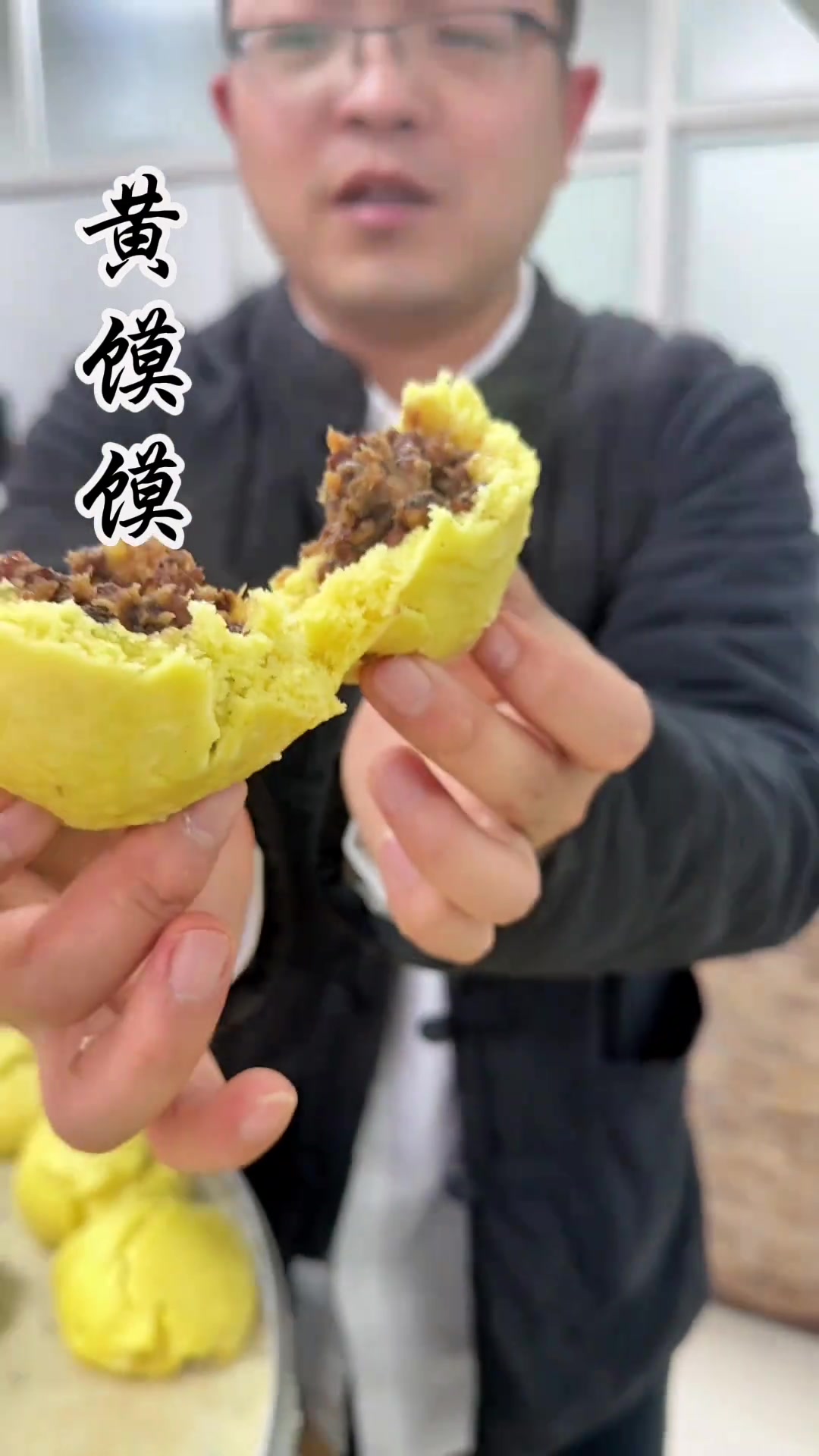 黄馍馍流行于陕西省陕北地区的一种传统名小吃,原料由糜子面发酵,包裹蒸煮好的红枣、豆类挤压掺