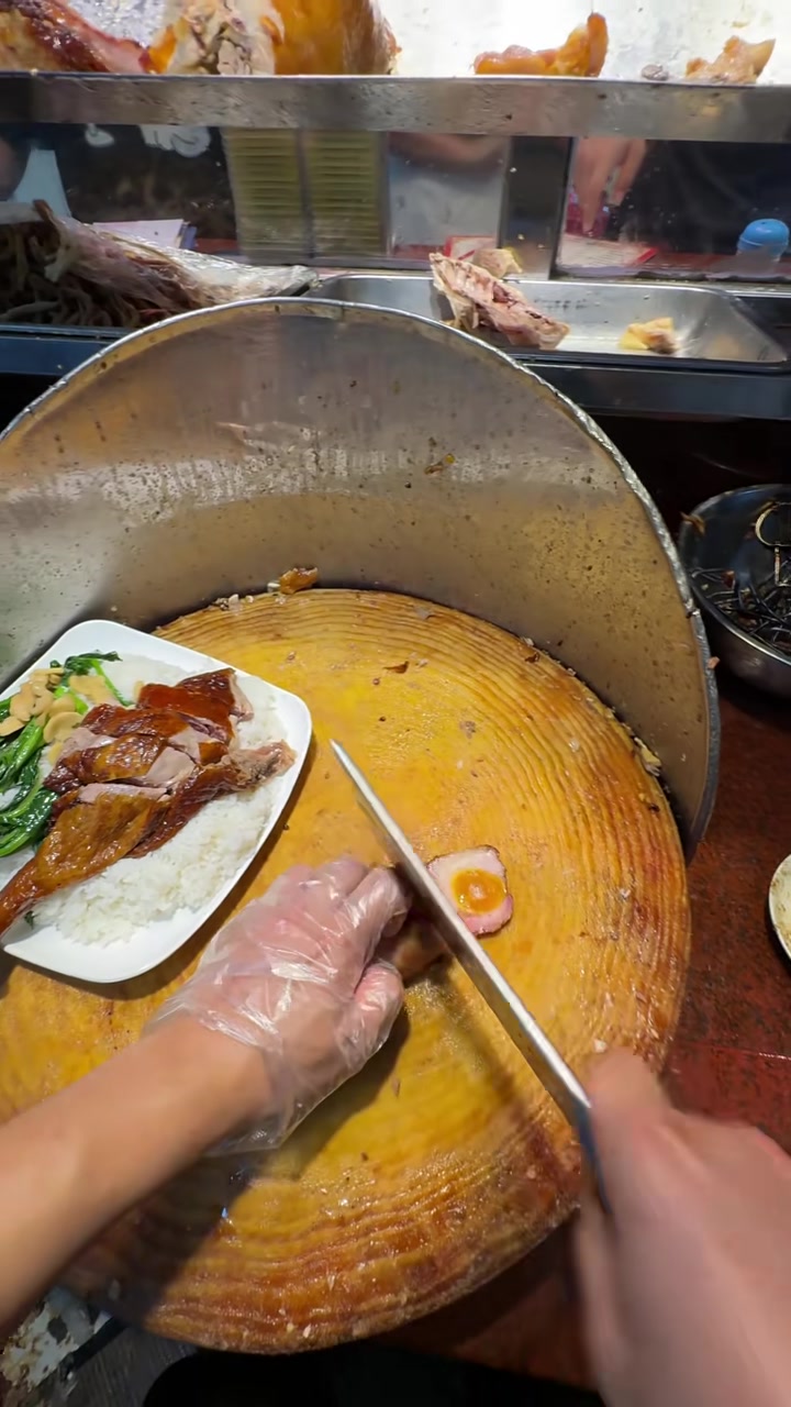 帅哥果然是铁粉，从珠海坐电动车来中山，就是为了吃一份顶配的烧鹅腿饭，太划算了