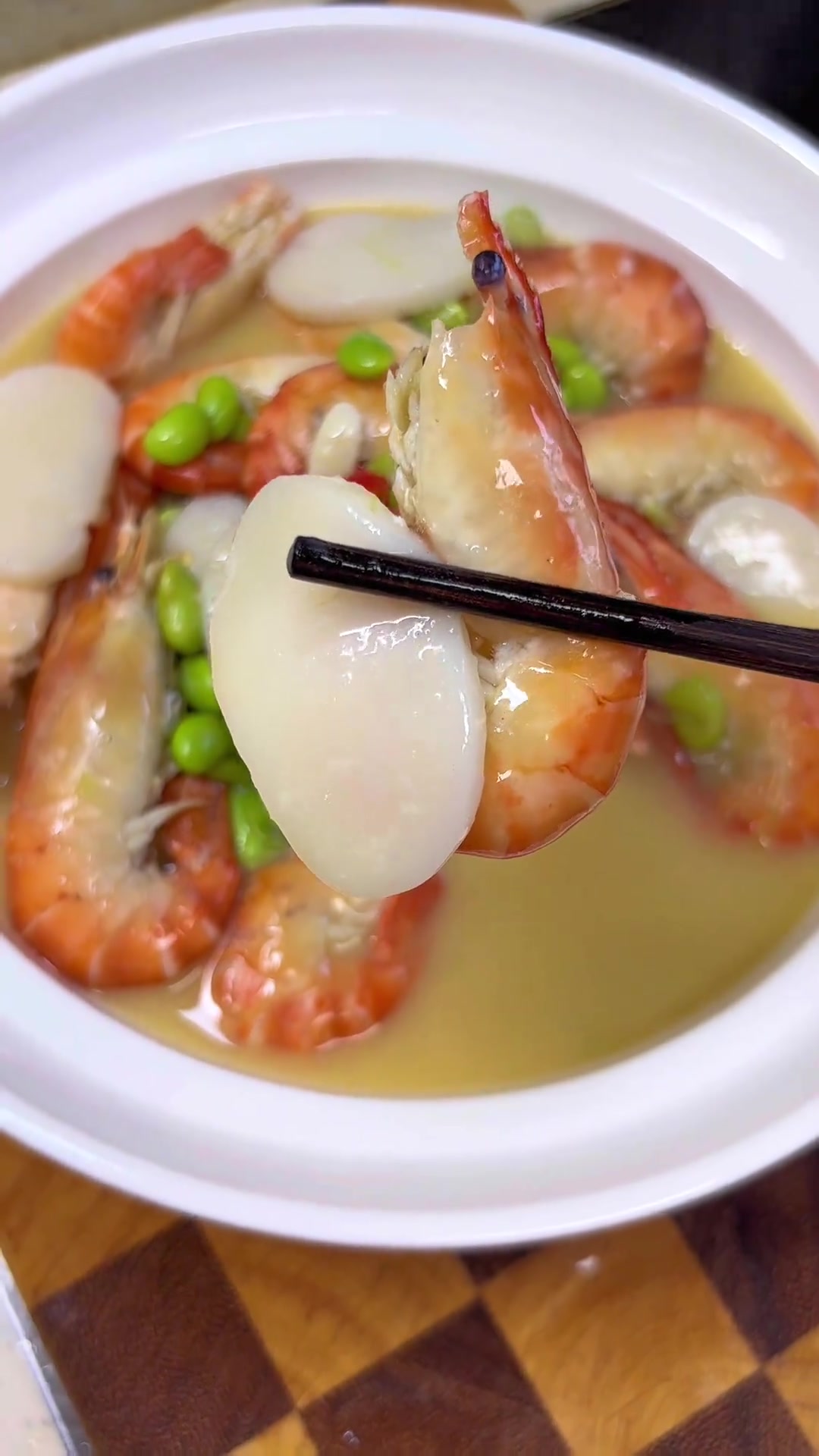 这个季节的罗氏虾配上年糕毛豆烧烧,汤鲜味美又清爽