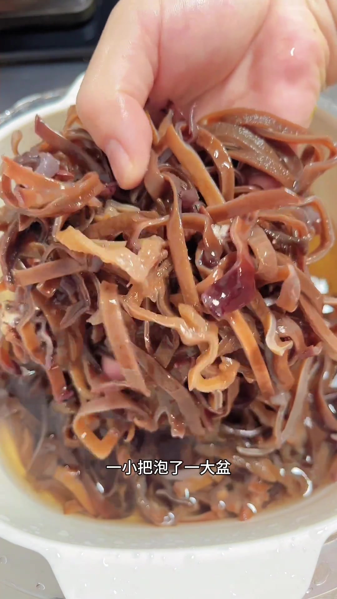 小时候爱吃妈妈做的糯米粉蒸肉,今做给女儿吃