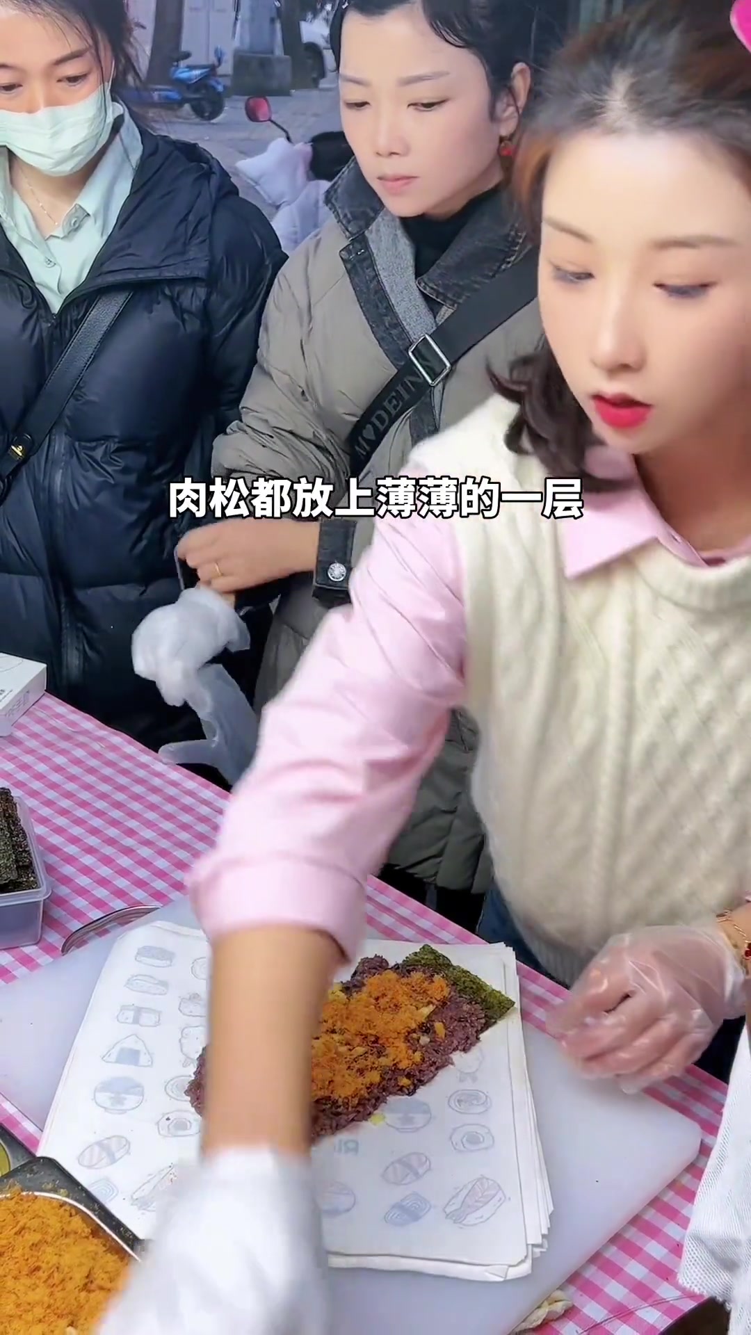 如何做到6秒包好一个饭团？其实任何行业都是熟能生巧，我们只需要先熟悉他的步骤和技巧，后期每