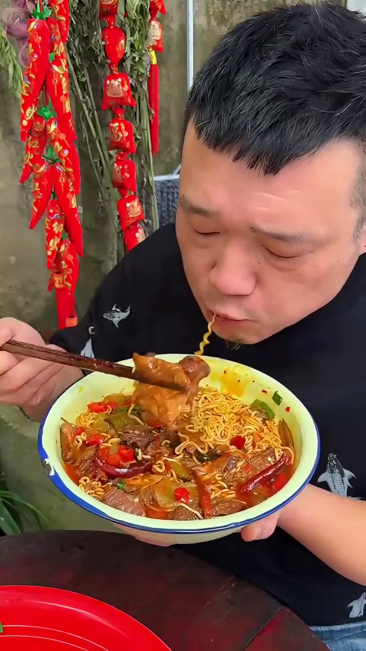 今天老坛酸菜牛肉面，酸菜牛腩一起煮，又香又辣