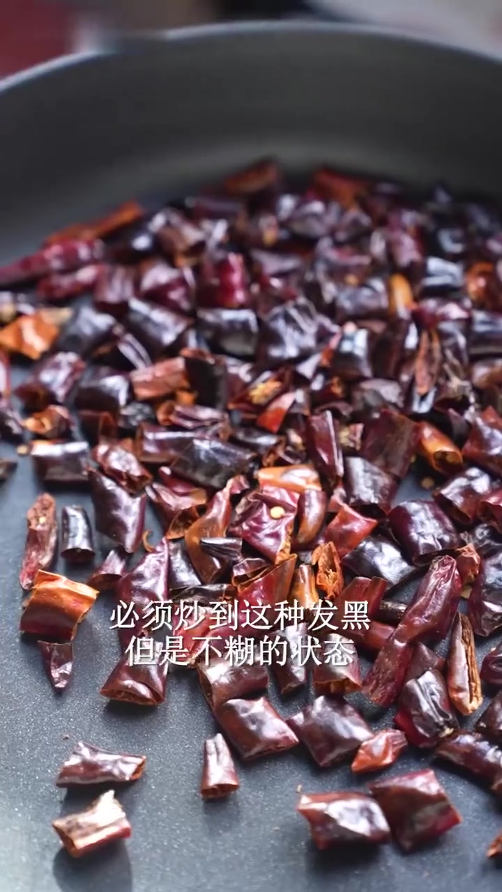 满嘴喷香的糊辣子鸡爪，又香又麻夹杂一丝甜，一口气炫一盆！