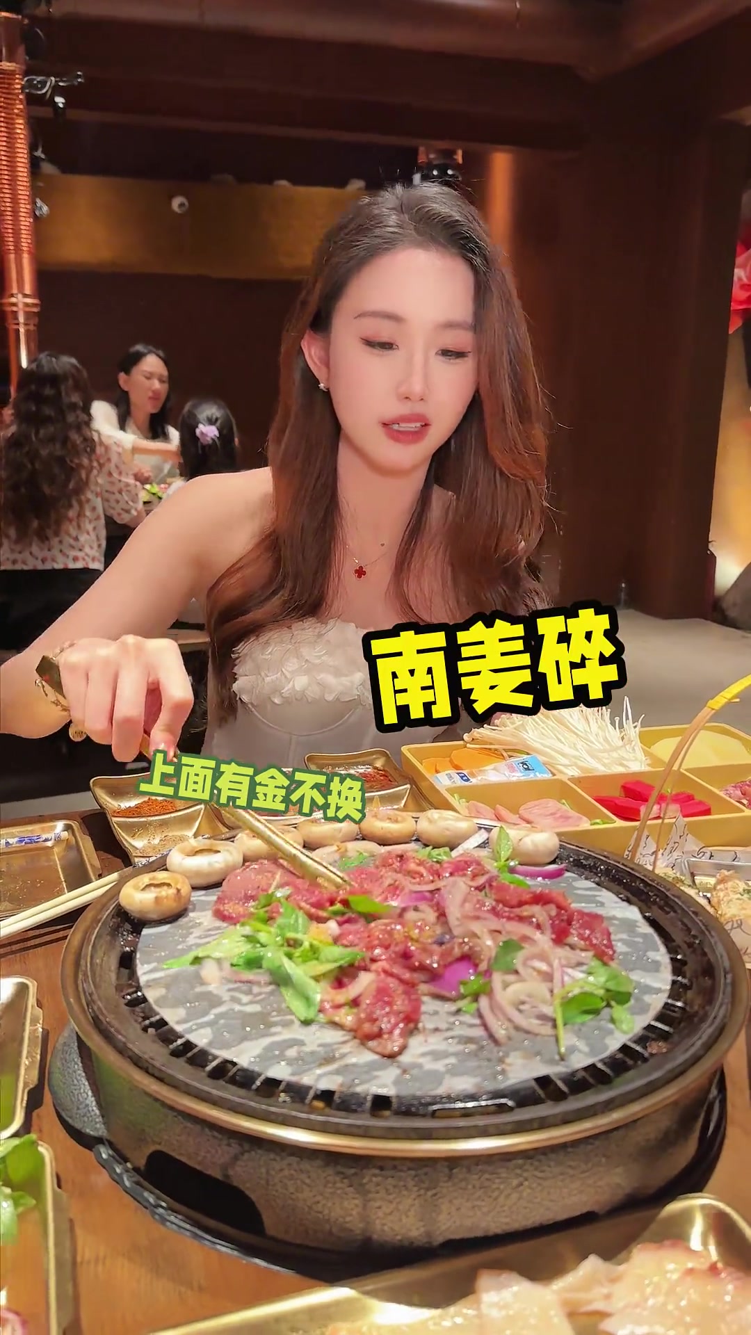 谁能拒绝这么好吃的烤肉和可爱大胖猫!