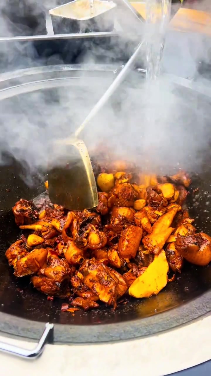 秦岭霞姐小院的柴火鸡，做法简单，就是我们当地的大姐们家常做法！豆腐焖鸡，芋头焖鸡，等，今天