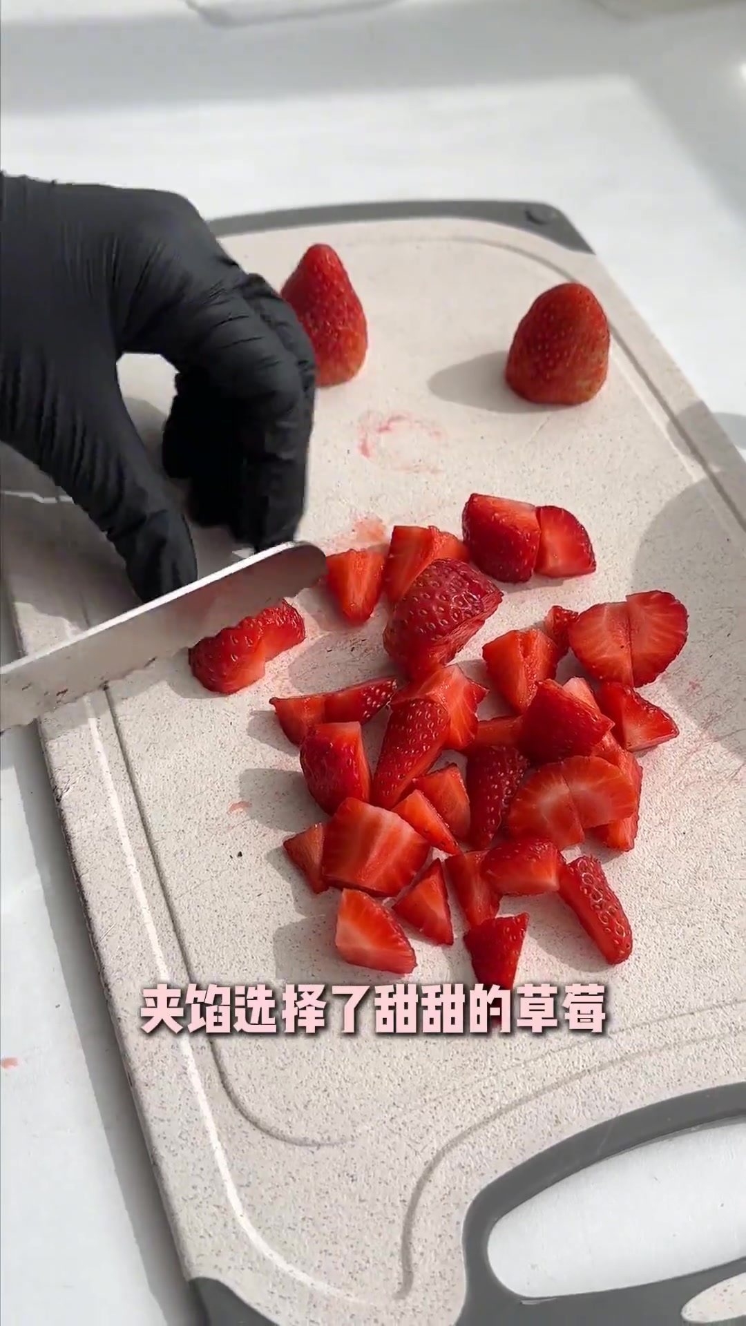 给萌萌的果果做小蛋糕啦！