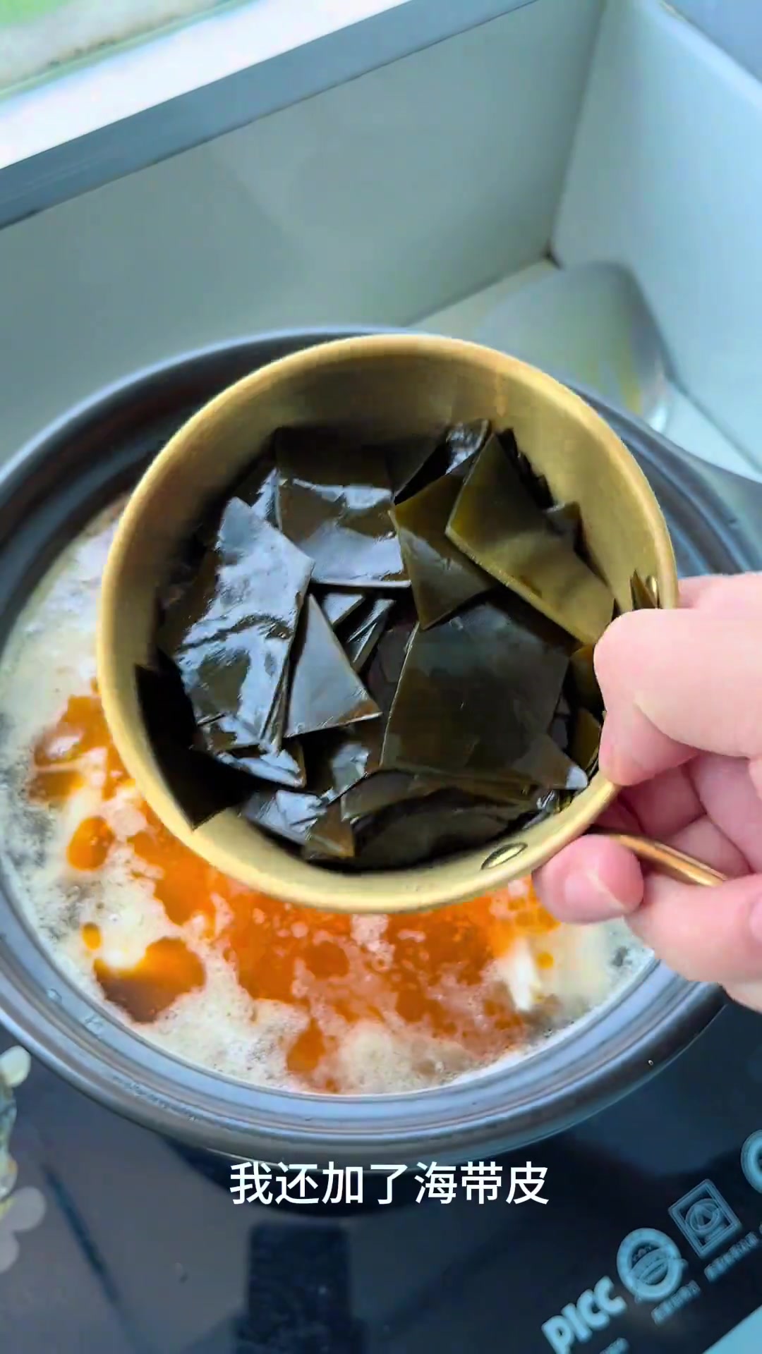 酸萝卜炖的鸭掌汤,酸爽味儿十足,真的好开胃啊!一口气喝2大碗,还可以炖猪蹄,老鸭汤,味道都