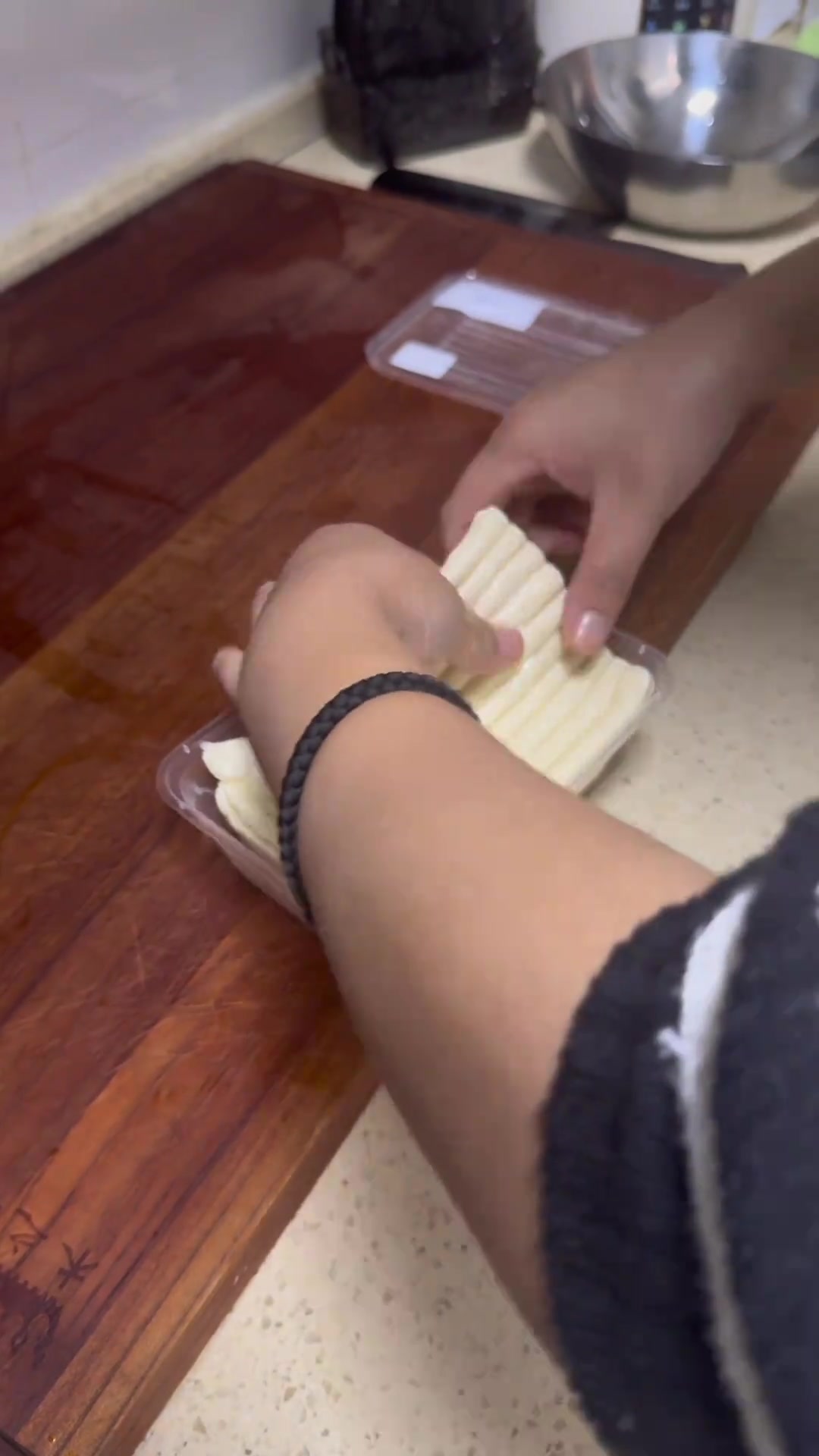 每次吃饭都不知道吃什么。今天炒个回锅肉盖面条。何鑫说他在新疆开挖机的时候经常吃。今天就给你