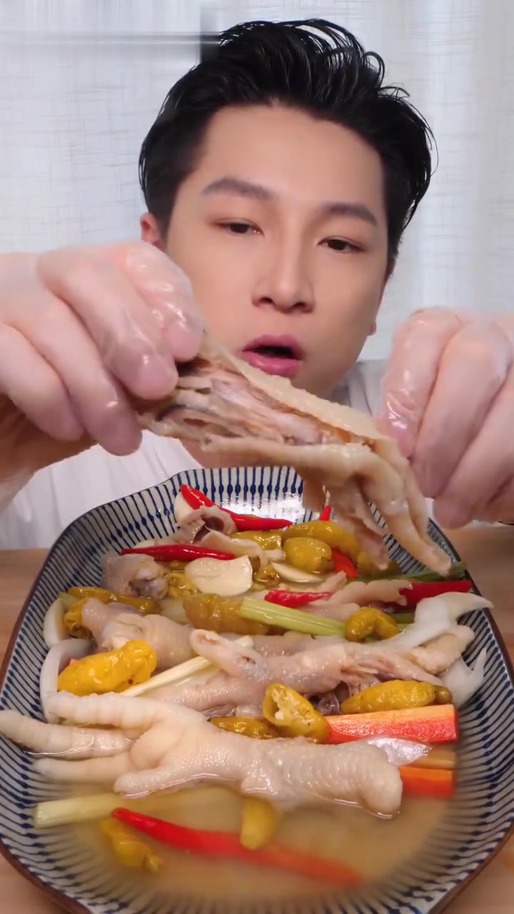 无骨泡椒鸡爪冰凉酸辣,一口巨开胃!