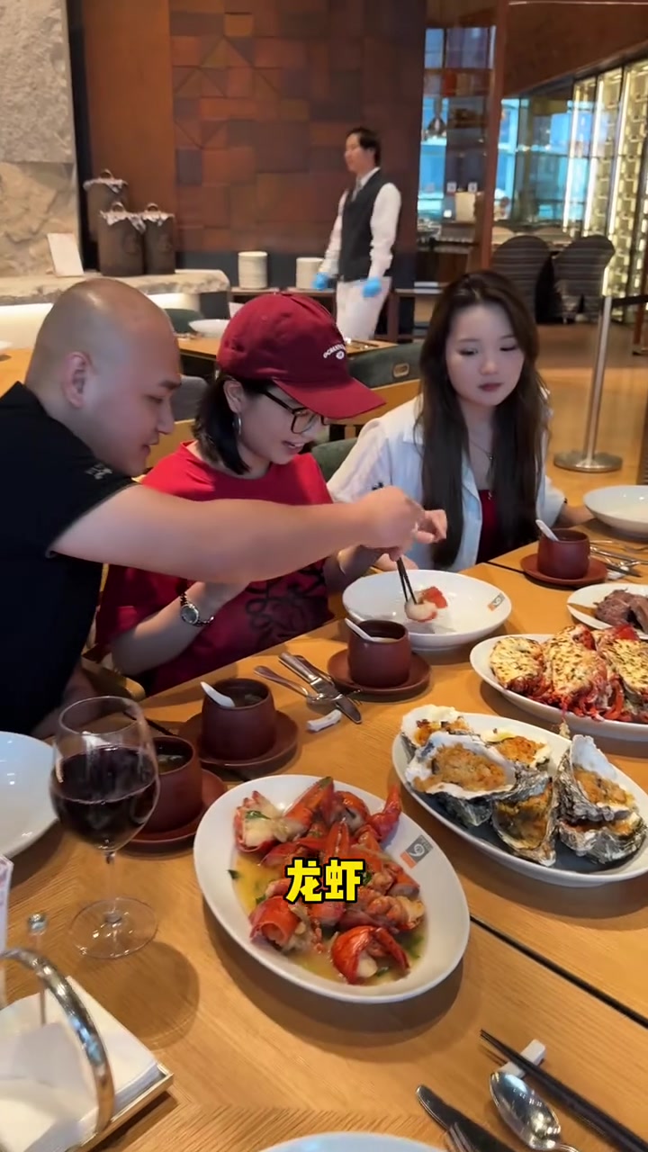 澳门吃自助餐，第一次吃龙虾吃到饱，哈哈哈