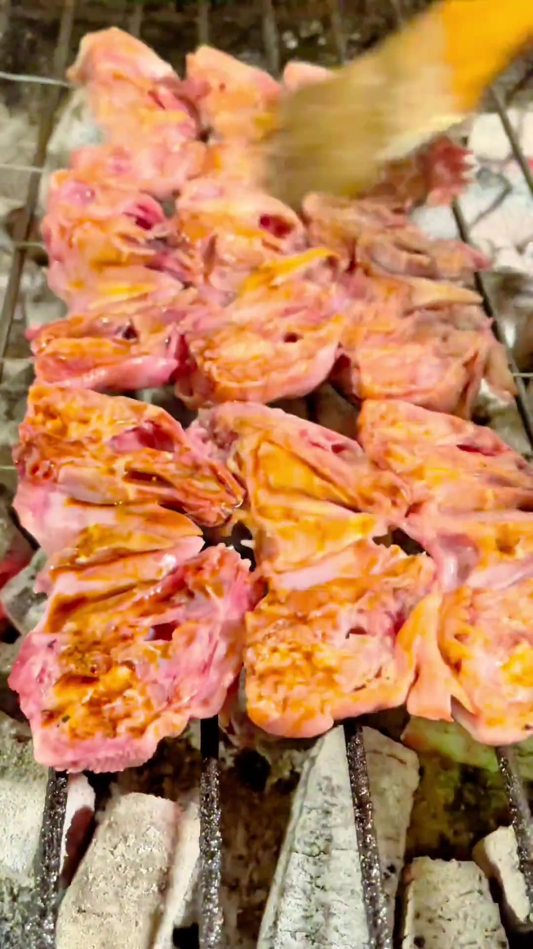 真实版扣眼珠子生烤鸡头教程南方人爱吗？