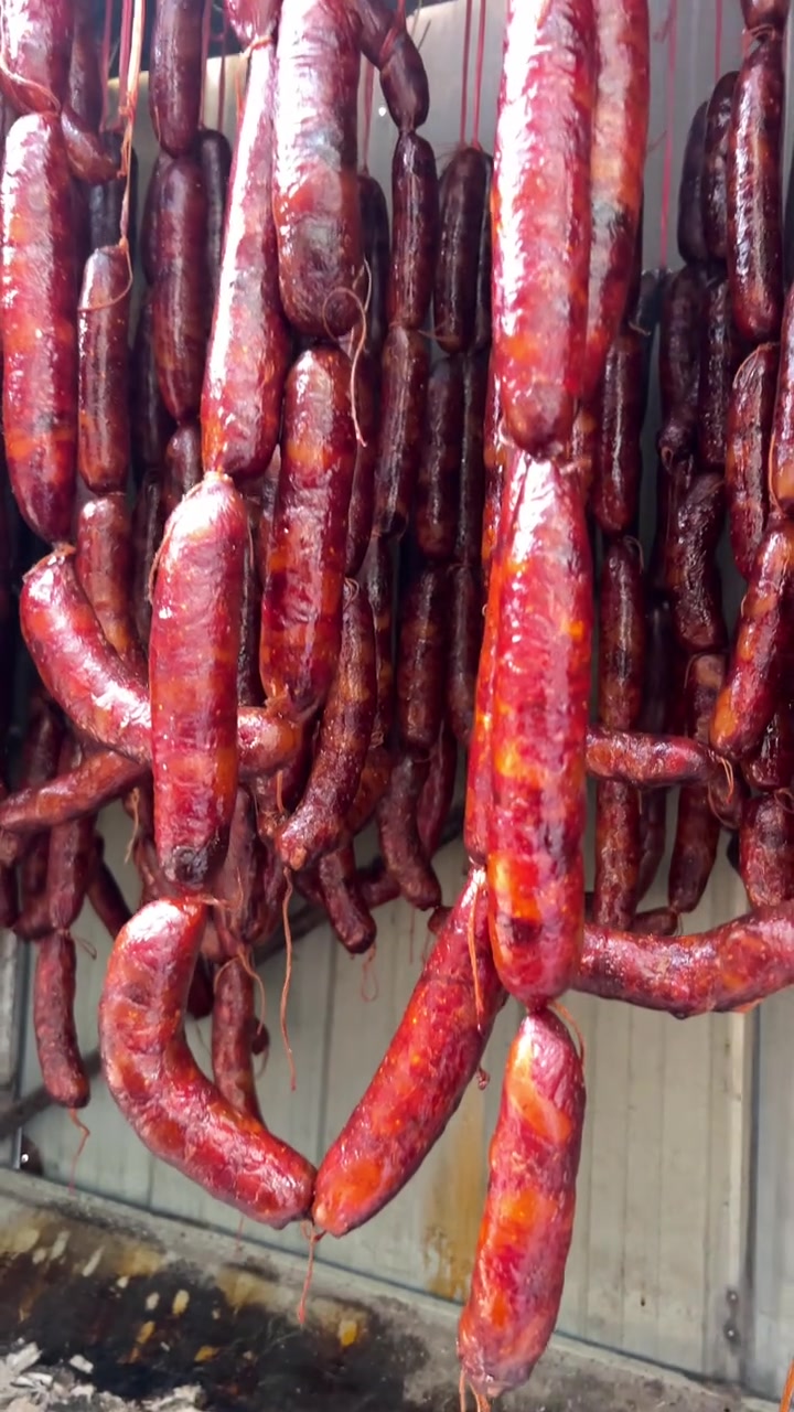 和老公来砍柏树熏腊肉香肠了，到了做腊肉的时候就离过年不远了，好多人都说我们四川的烟熏香肠好