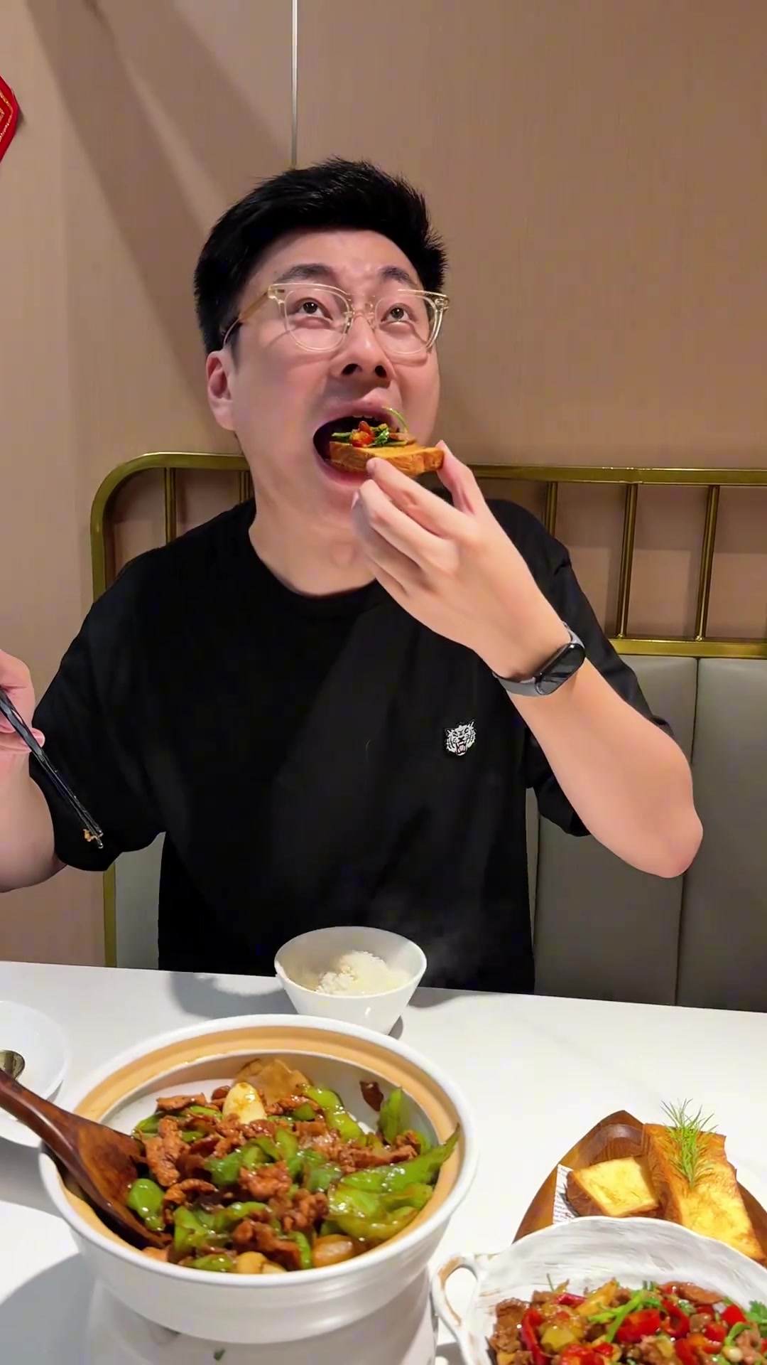 据说是湖南人非常认可的地道湘菜，所有菜品原汁原味一比一还原湖南土菜，连腊肉都是自己晒的