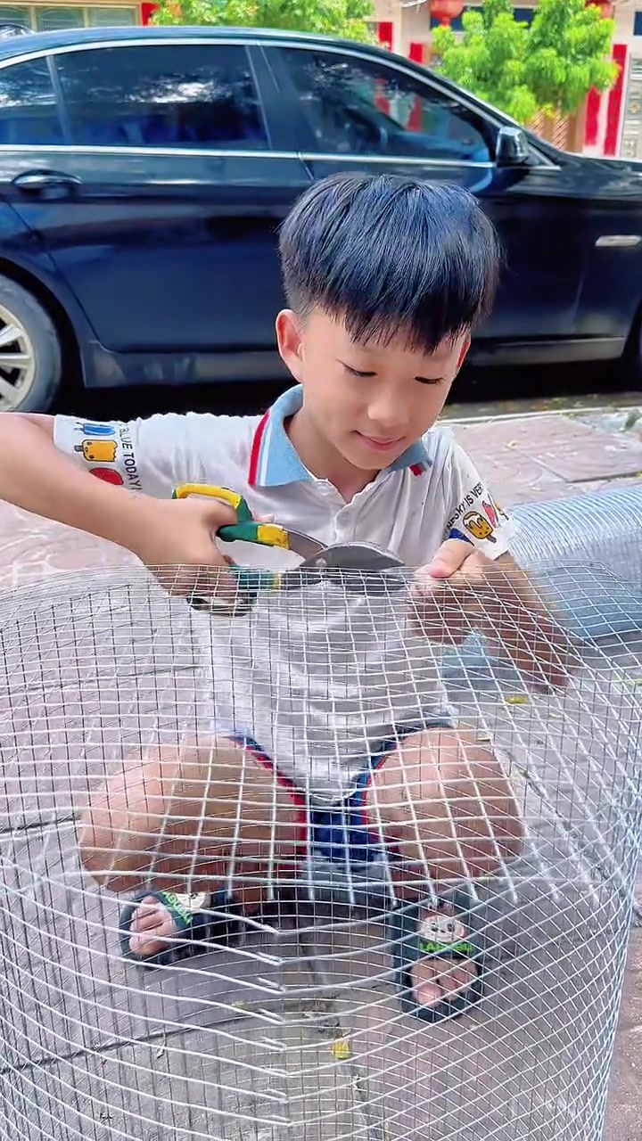 每天钓鱼都看到很多泥猛鱼,就是不咬钩,今天做个笼子去搞点泥猛鱼回来吃!