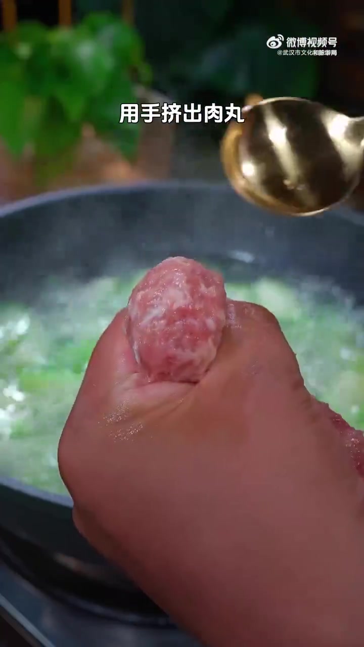 「超简单的丝瓜肉丸汤做法」夏天你家里会做什么汤？天热没胃口的时候，试试这道丝瓜肉丸汤，汤鲜