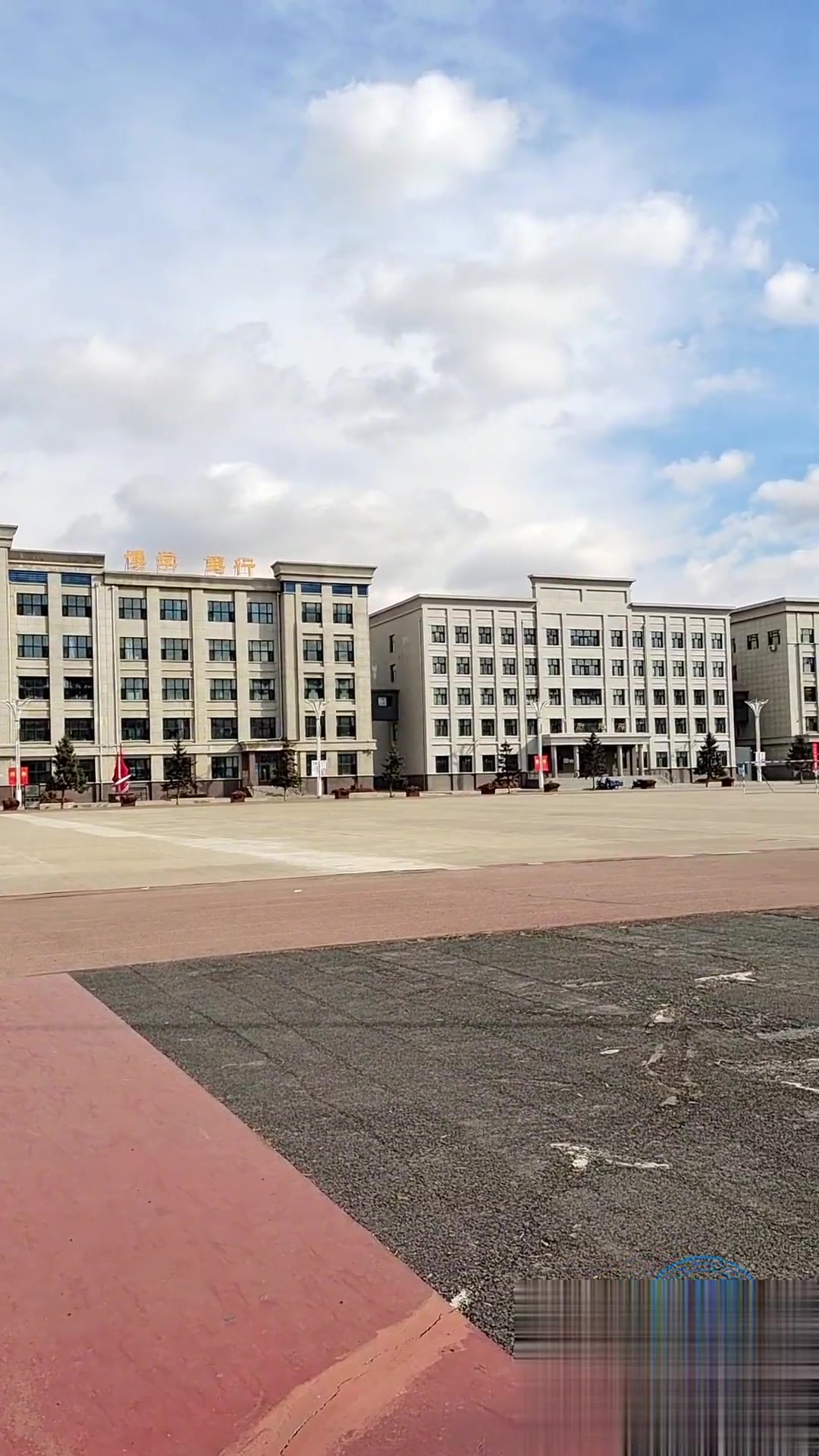 回顾一下二中的历史，第一任校长是