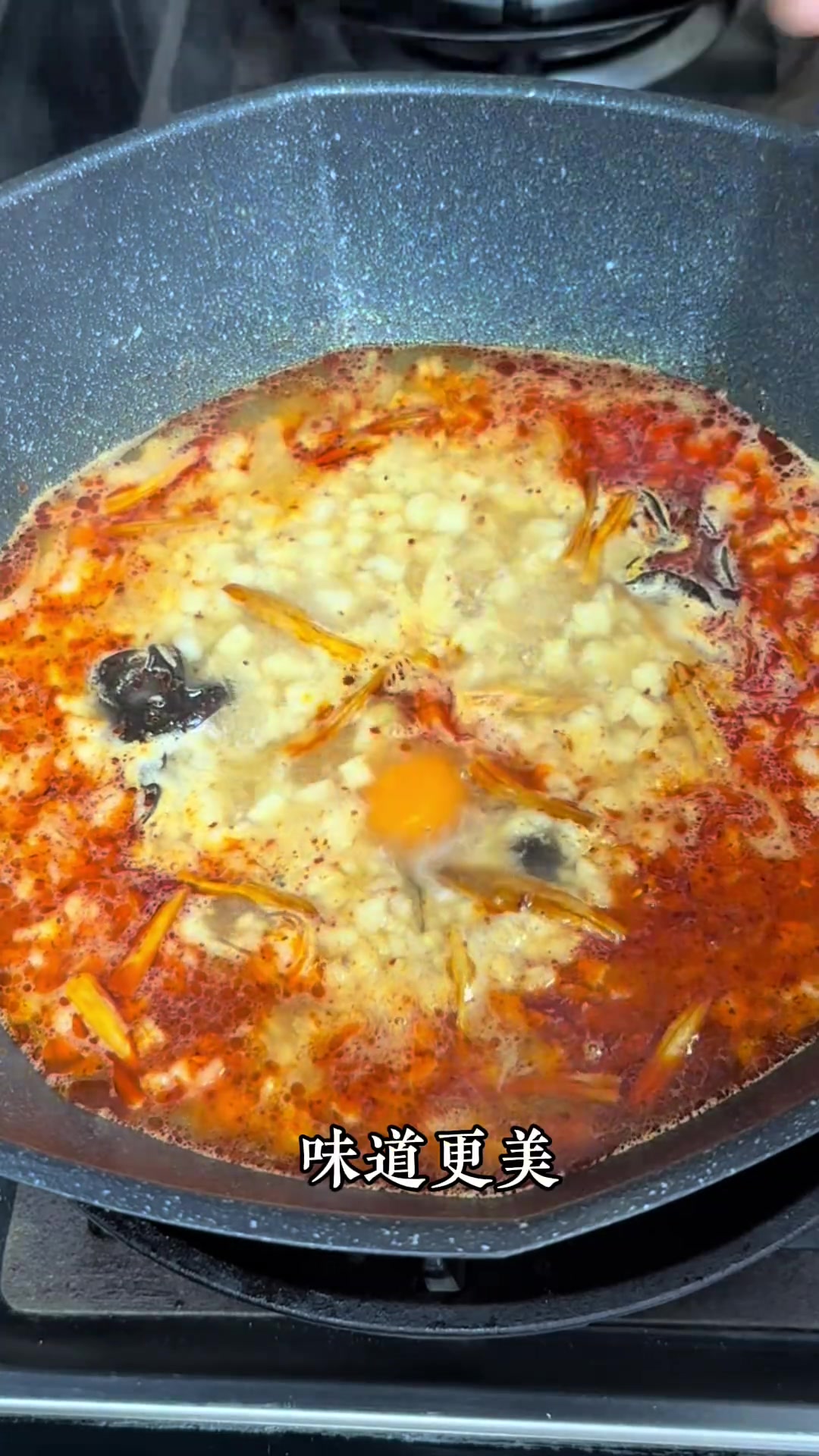 不用来西安也能吃到正宗的牛羊肉泡馍,肉烂汤香馍劲道,聊咋咧