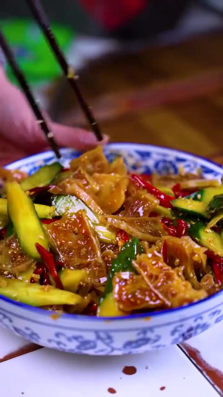 秋天是属于大自然的馈赠季而竹筒饭就是这份馈赠里的独特美味搭配一道爽口的凉拌菜让人瞬间醉倒在