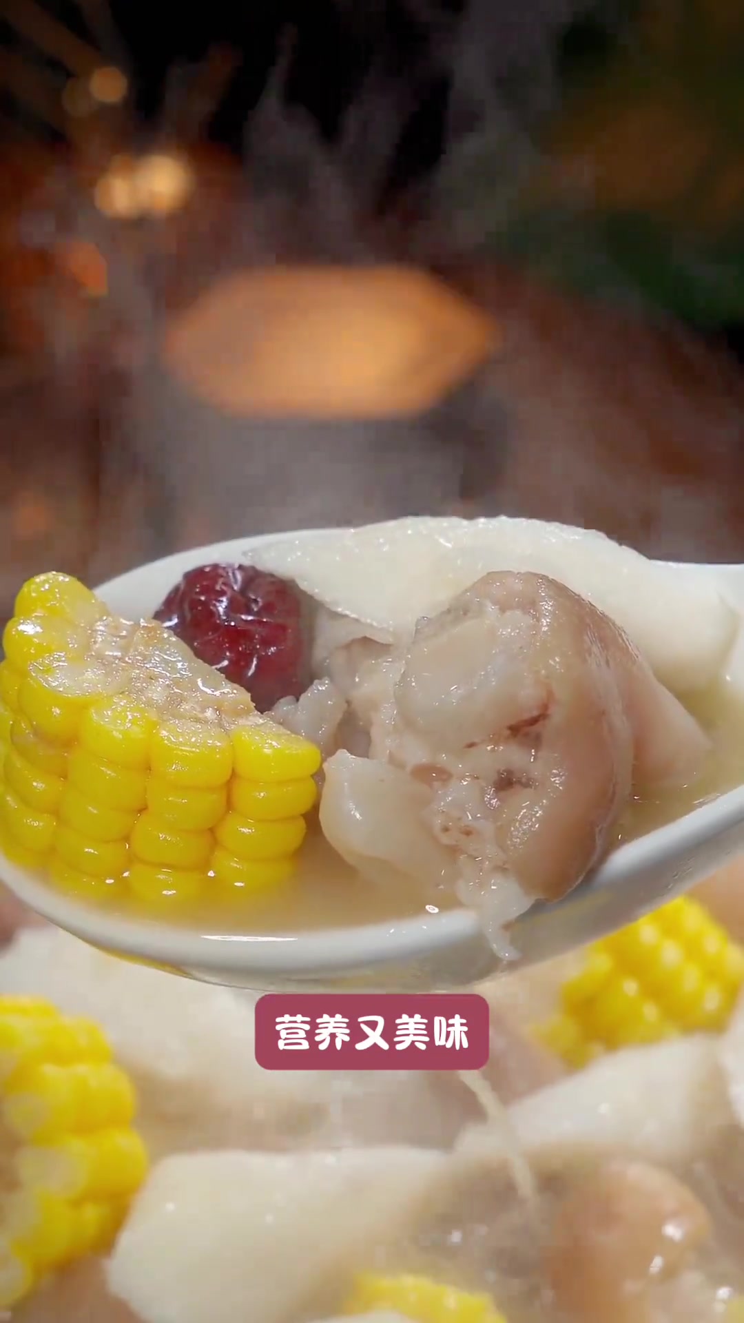 坐月子少不了喝猪蹄汤，这样做简单又营养美味