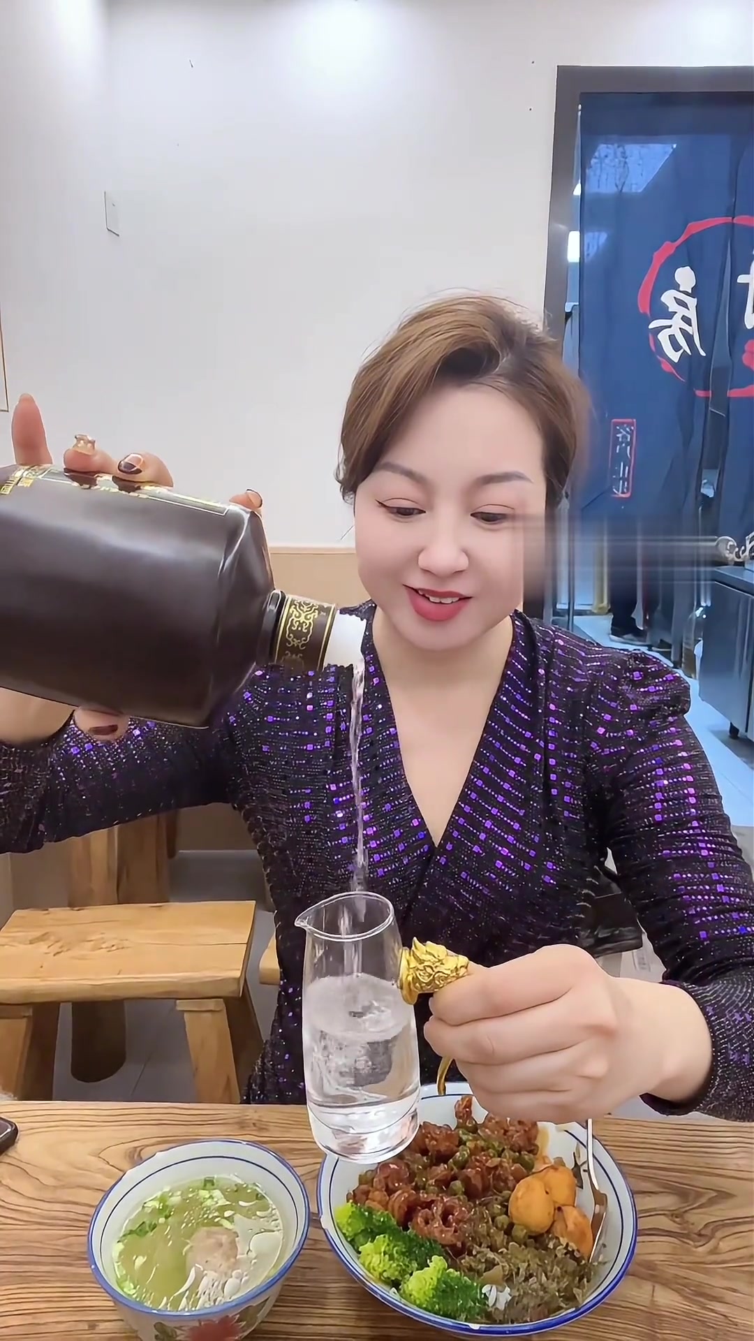 加班到现在,简简单单吃个龙虾牛肉饭……