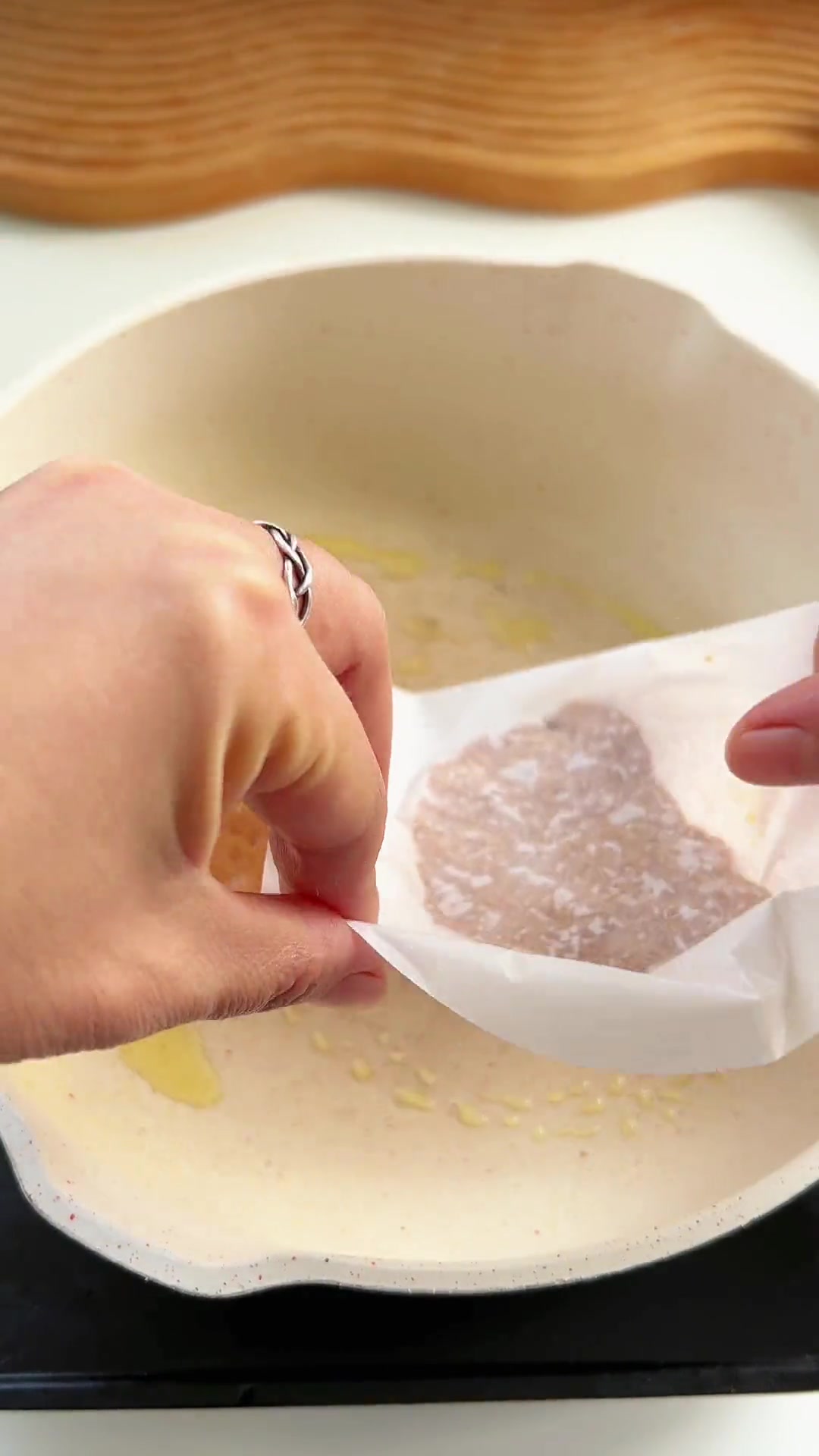 双层鸡肉饼汉堡超满足，酸青瓜酱与肉饼搭配佳