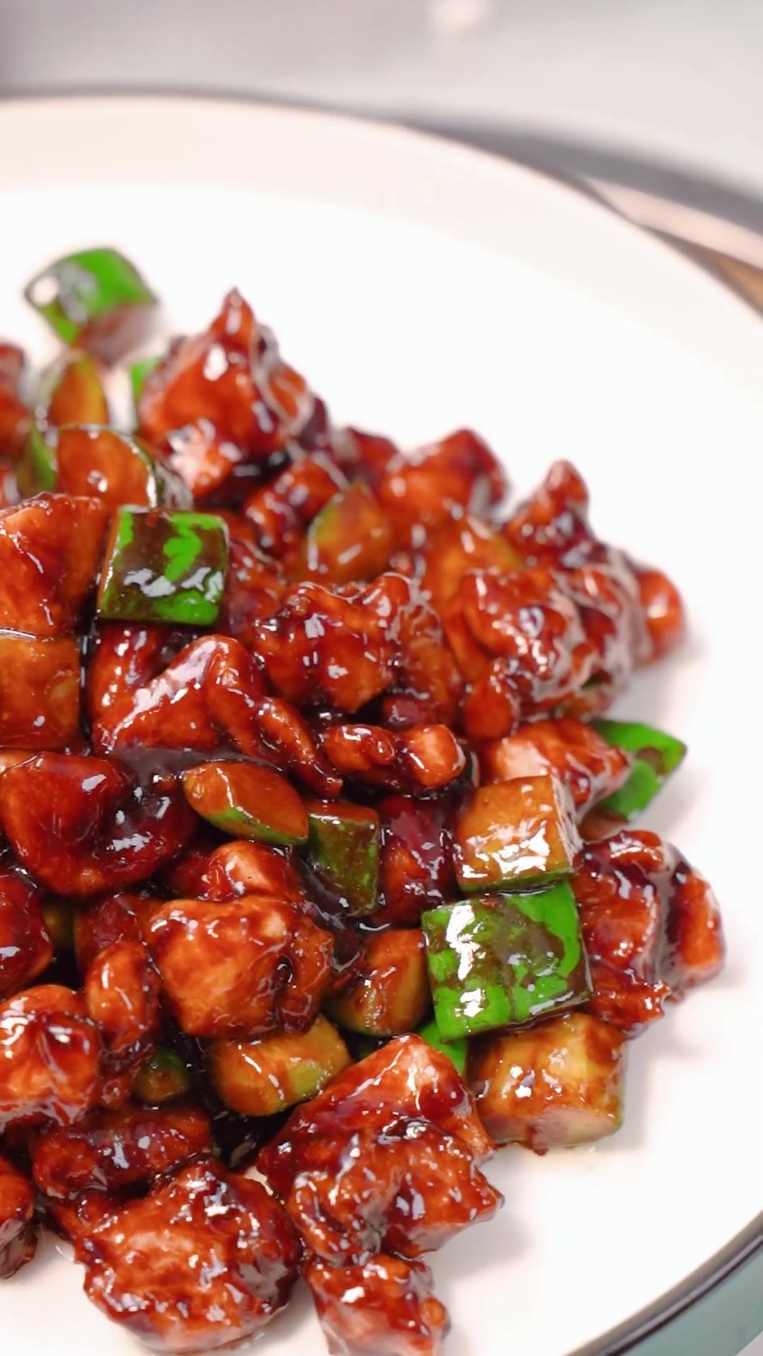 与宫爆鸡丁地位相当的酱爆鸡丁，鲜香好吃！