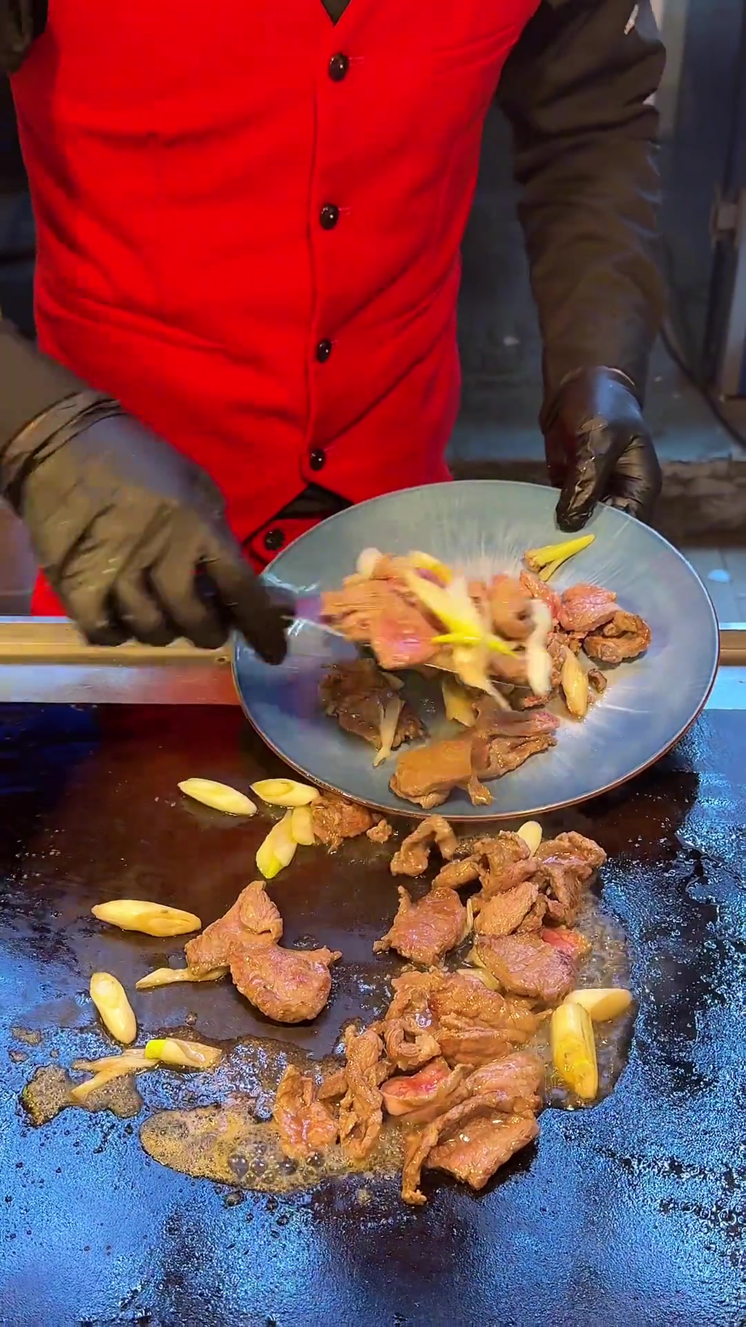 路边摊的葱爆牛肉烤面