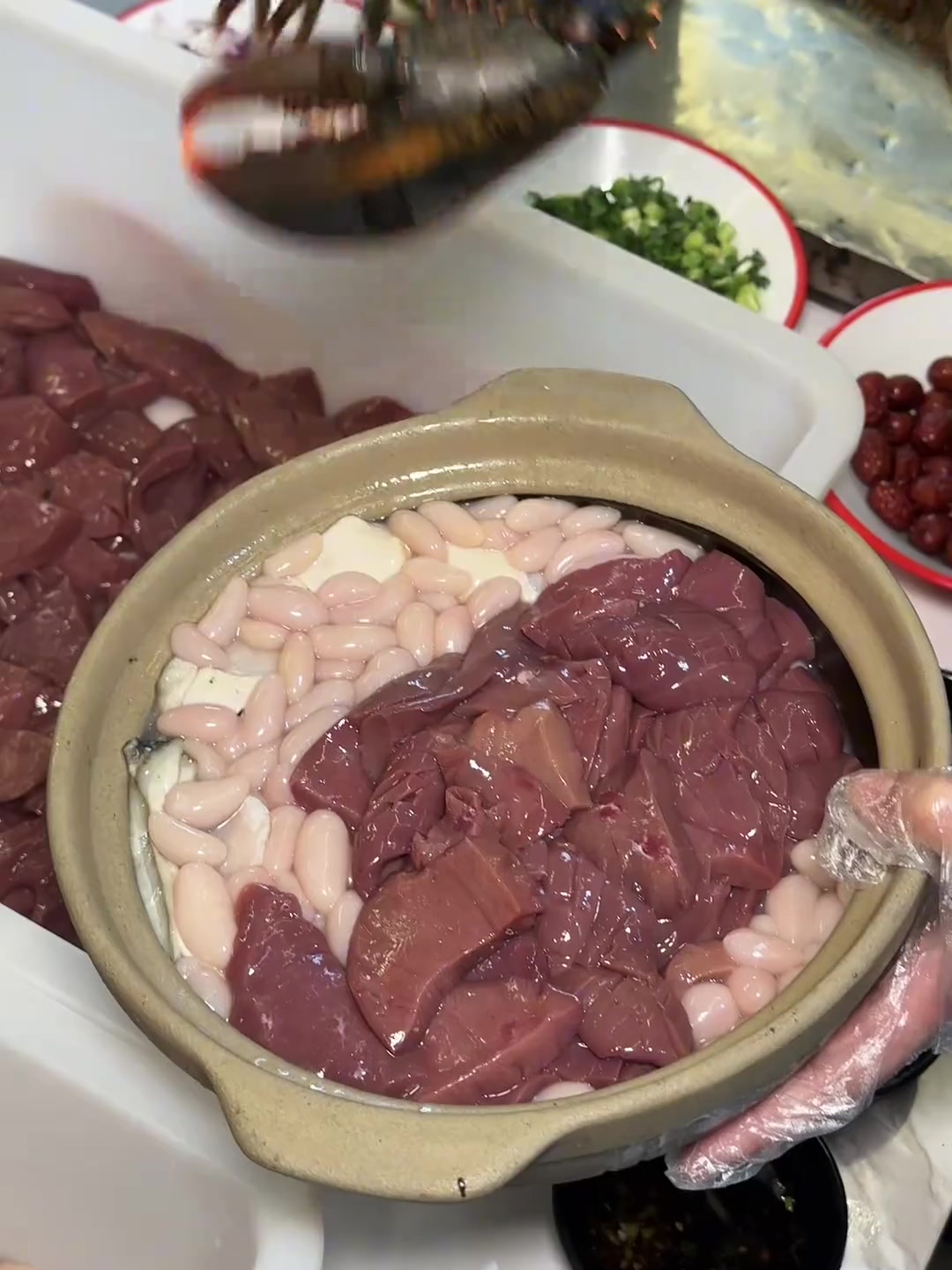 在无锡市中心品尝生蚝鸡子猪腰煲