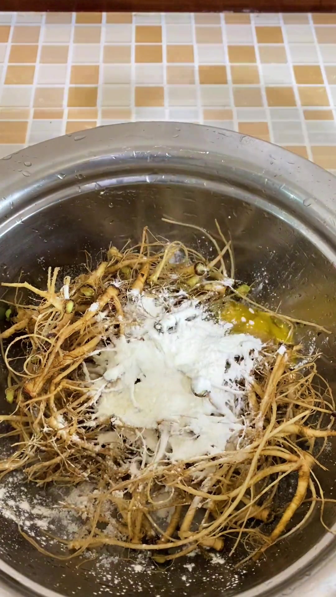 春天到吃野菜时，炸苦菜根微苦败火，快收藏！