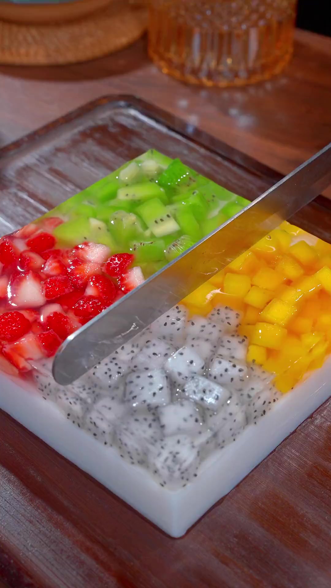 在家自制的水果果冻蛋糕